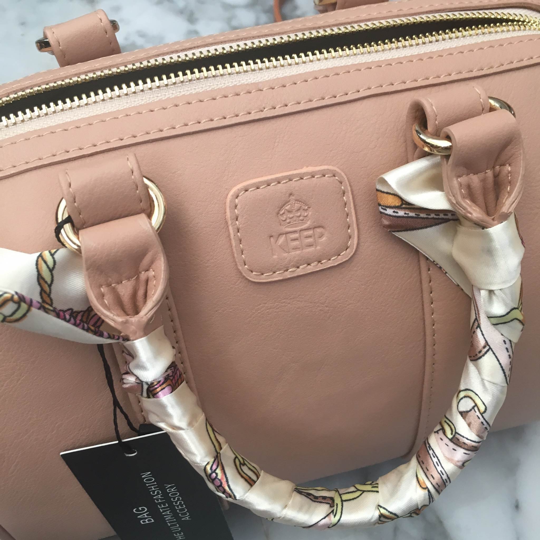 รุ่นใหม่ล่าสุด สินค้าขายดี ขนาด มินิ หนังแกะสังเคราะห์ สวยมากคะ สีเข้าใหม่ >> รุ่น KEEP sheep leather Pillow bag สวย น่ารัก ขนาดตอบทุกโจทย์การใช้งาน เห็นแล้ว #หลงรักเลยคะ ตัวกระเป๋าขนาดกำลังดี จุของคุ้ม หนังแกะ สวยมาก ดูแลรักษาง่าย ประดับด้วยผ้าพันห