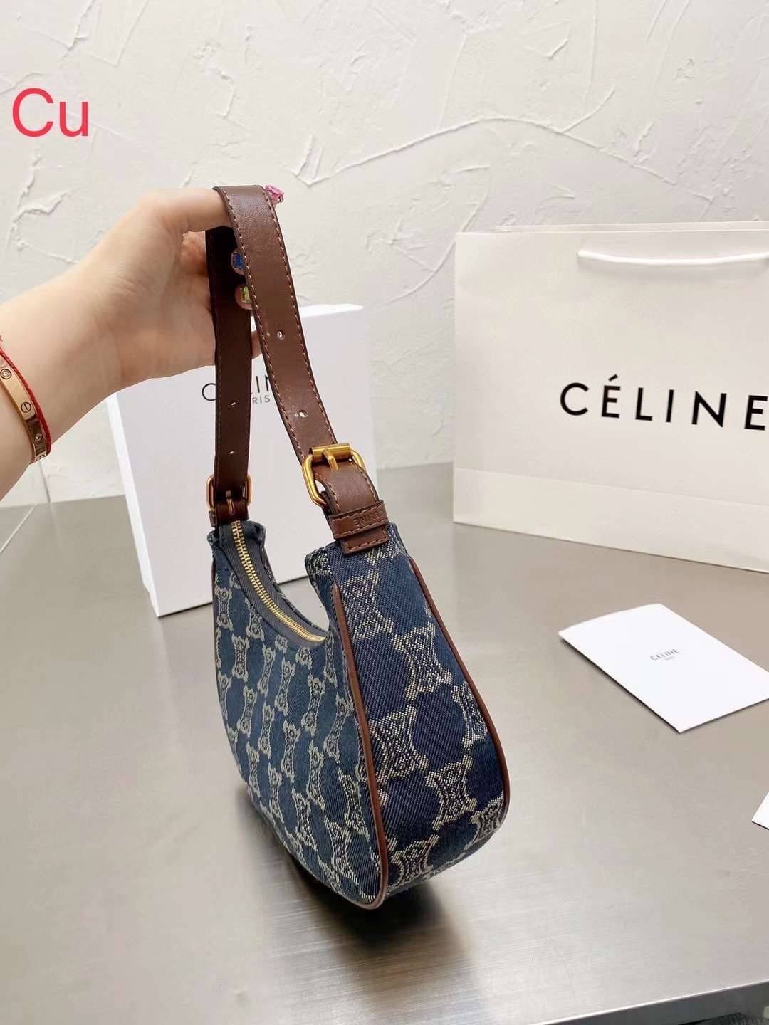 CELINE Ava handbag Blue in Denim / Celine Denim Ava Monogram Bag / Celine Paris Macadam shoulder bag กระเป๋าคล้องไหล่ซีลีนรุ่นใหม่ ตัวกระเป๋าทำจากผ้ายีนส์(ผ้าฝ้ายคุณภาพดี) ใช้งานทน สายสะพายหนัง ด้านในกว้างขวางใส่ของได้เยอะ ทรงนี้นิยมสุดๆ งานสวยมากกกก ก.ล้
