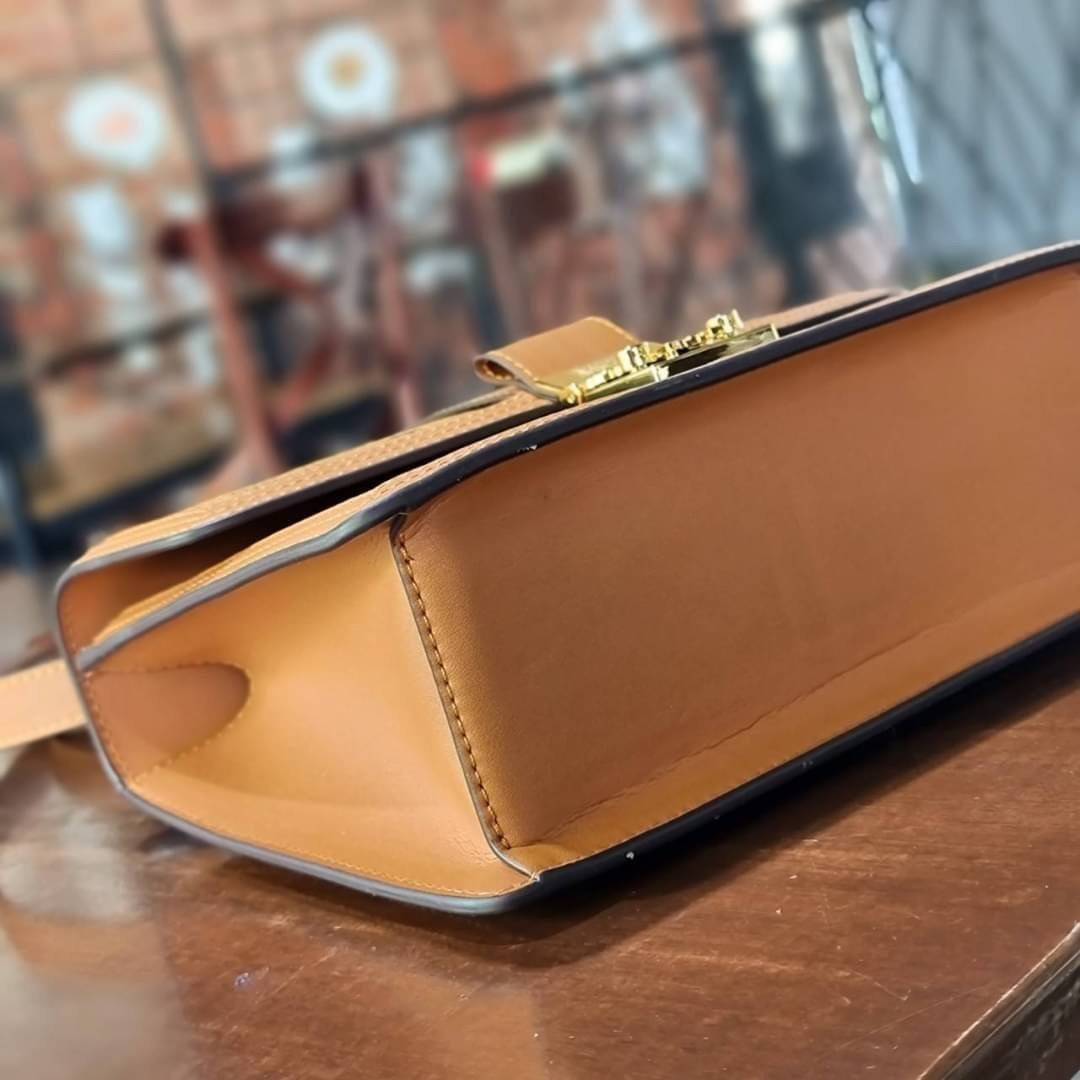 M.C.M TRACY SHOULDER BAG IN VISETOS คอลเลคชั่นเทรซี่ใหม่ล่าสุด 2021 กระเป๋าสะพายไหล่ ดีไซน์ยูนีคในลวดลาย visetos เอกลักษณ์ ใช้ได้ในทุกโอกาส รอบนี้ไซส์ใหญ่จุใจ ใส่ของได้รัวๆ วัสดุหนังแคนวาสคุณภาพดีสลับหนังแท้ เปิด-ปิดด้วยตัวกดล็อคแน่นหนา ภายในโล่งกว้าง มีช