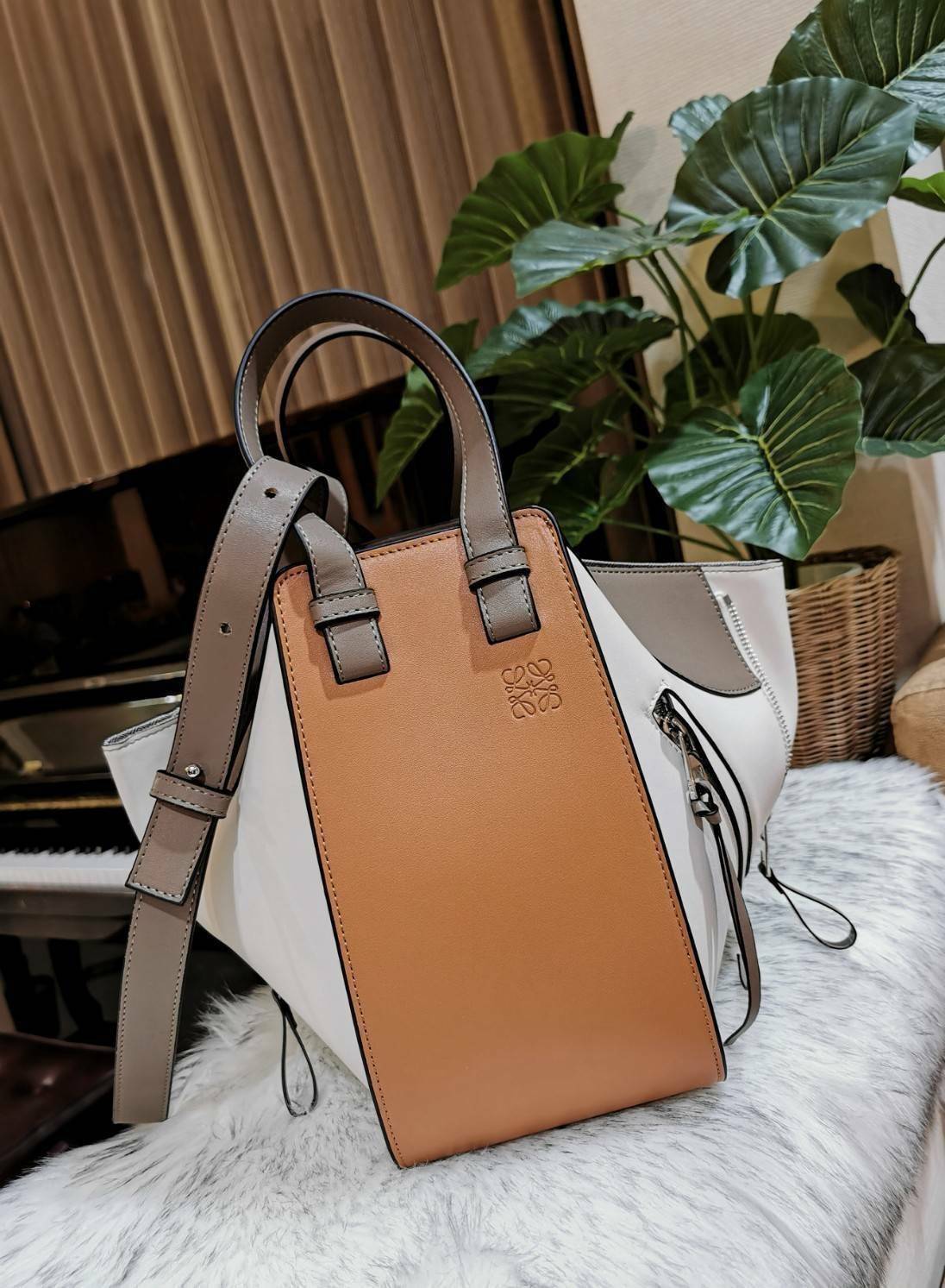 LOEWE HANDLE & SHOULDER BAG GIFT WITH PURCHASE (GWP) กระเป๋าถือหรือสะพายหนังแท้พรีเมี่ยมกิ๊ฟ Limited จาก LOEWE PERFUME DUTYFREE รุ่น Rare items สุดๆวัสดุหนังแท้ Calfskin หนังสวยดีไซน์มีเอกลักษณ์ ใบใหญ่กำลังดี น้ำหนักเบา สามารถปรับได้หลายทรง ด้านข้างมีซิปป