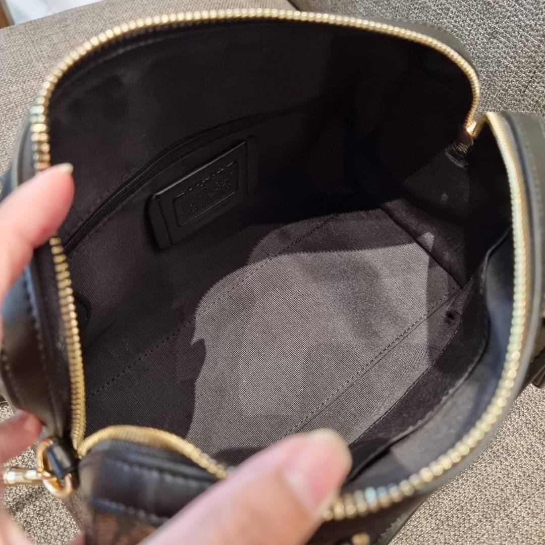 COACH F83607 ROWAN SATCHEL IN SIGNATURE CANVAS กระเป๋าทรงหมอนยอดฮิต คลาสสิคใช้งานได้ไม่มีเบื่อ มาครบสีขายดี ด้วยรูปทรงสวยงาม และใช้งานได้อย่างกระฉับกระเฉง วัสดุหนังแคนวาสเคลือบลาย ทนทาน ภายในโล่งกว้าง มีช่องซิปและแบ่งสัดส่วนได้ลงตัว บอกเลยว่าสาวๆพลาดไม่ได