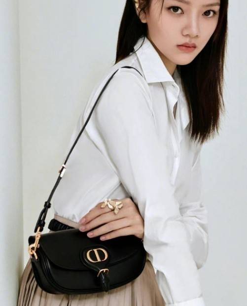 DIOR BOBBY EAST-WEST BAG (GWP) พรีเมี่ยมกิ้ฟ Limited Edition กระเป๋าสะพายขนาดกระทัดรัด น่ารักมากมาย วัสดุหนังแท้ (Calfskin) อะไหล่ทอง ตกแต่งด้านหน้ากระเป๋าแบบหัวเข็มขัด ประดับโลโก้ CD ด้านหลังสกรีนตัวอักษร "30 MONTAIGNE" มีช่องสำหรับเก็บของหนึ่ง