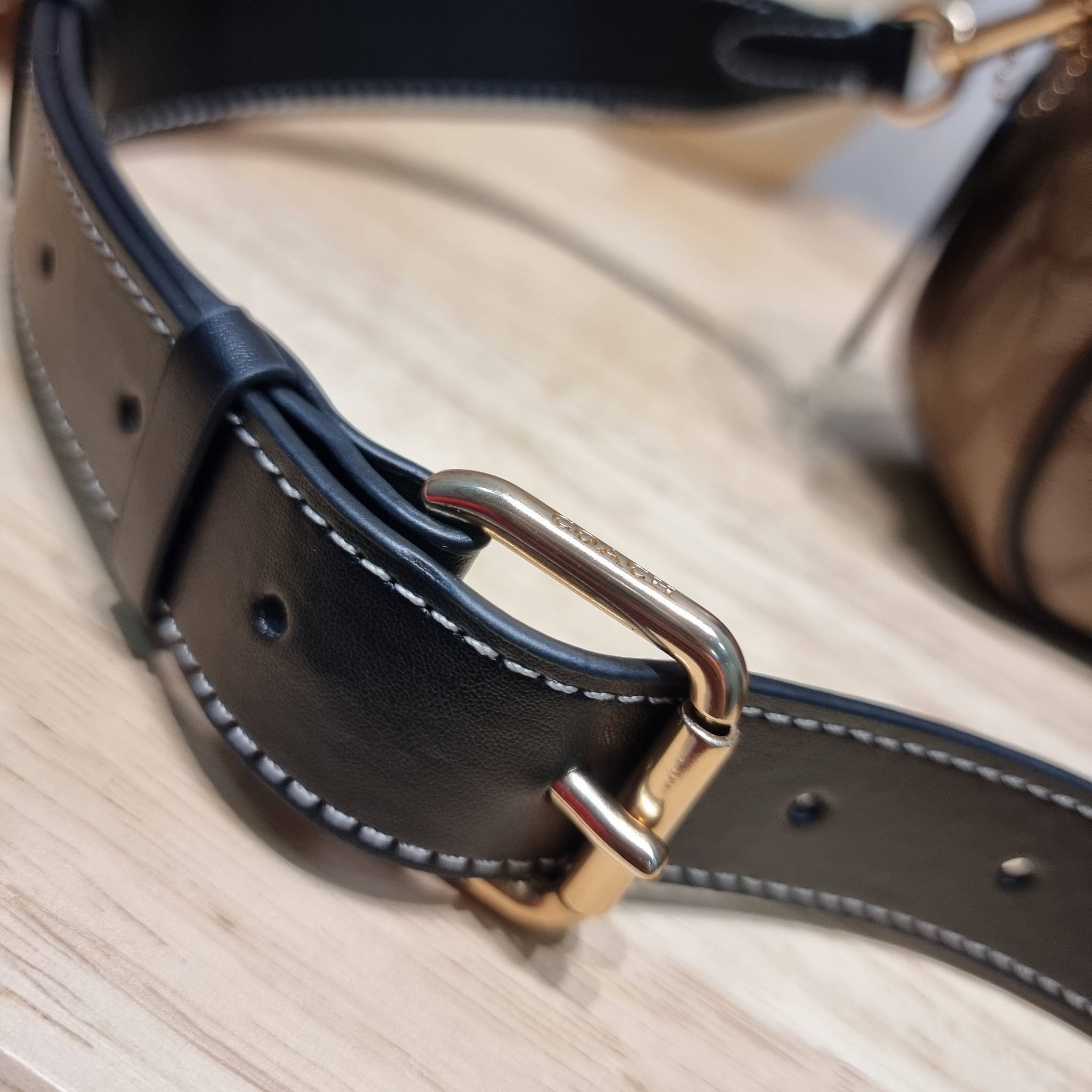 Coach Disney X Coach Jamie Camera Bag In Signature Canvas With Patches CC151 คอลใหม่ เอาใจสายยัยตัวร้าย ดีไซน์รวมเหล่าตัวแสบจากดิสนีย์ กับกระเป๋าสะพายข้าง สวยอยู่ทรง โดดเด่นด้วยลวดลายบนผืนหนัง วัสดุหนังแคนวาสตัดสลับหนังแท้ เปิด-ปิดด้วยซิป ใช้งานง่าย ดูผู้