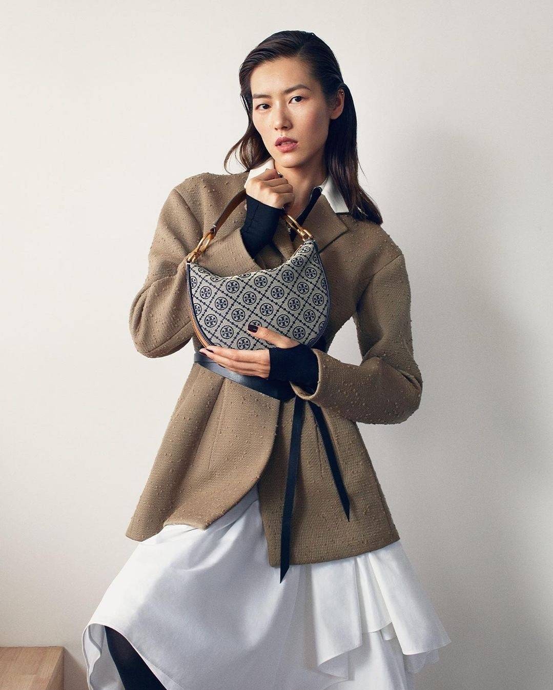 Tory Burch T Monogram Mini Crescent Bag / TORY BURCH T MONOGRAM MINI JACQUARD CRESCENT BAG ร้อนแรงกว่านี้ไม่มีแล้ว กับไอเท็มที่เซเลปรีวิวเยอะมาก!! สาวๆตามหากันไปอีก กระเป๋าทรง half moon ที่ดีไซน์บนผ้า jacquard ลวดลายซิกเนเจอร์ เรียบหรู ผู้ดีมากแม่!