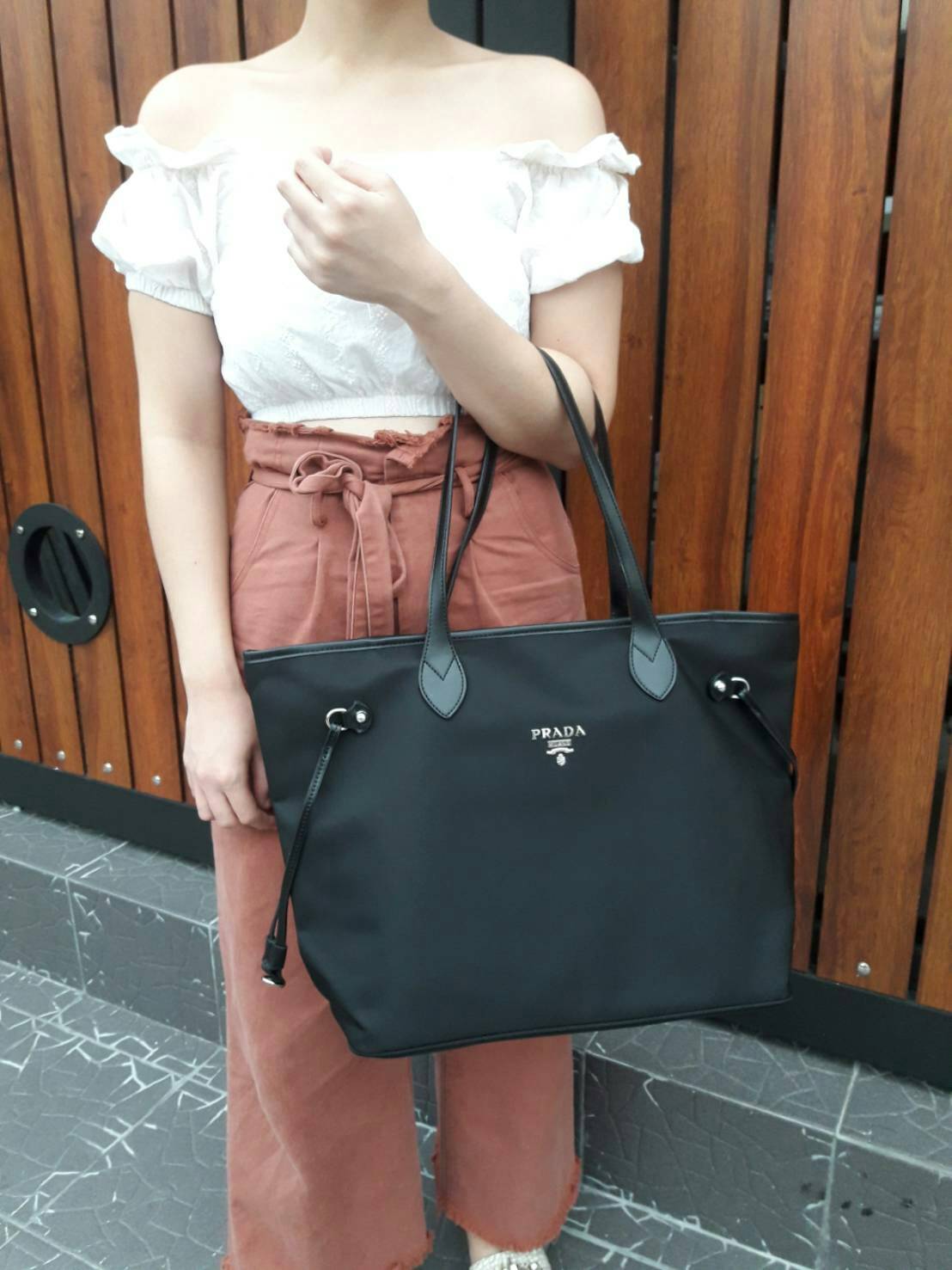 คุ้มจุใจสาวๆค้า ใบนี้ Must Have item! กระเป๋าสะพายทรง TOTE ใบใหญ่ จากพรีเมี่ยมกิ้ฟท์เคาเตอร์แบรนด์ PRADA อะไหล่เงินทั้งใบ เปิดปิดด้วยซิป สะพายไหล่ได้ ไม่ติด จุคุ้มมากสุดๆค่ะ ใส่เสื้อผ้า 1-2 วันได้สบาย ด้านข้างสามารถปรับได้สองทรงตามสไตล์การแต่งตัว เหมาะมาก