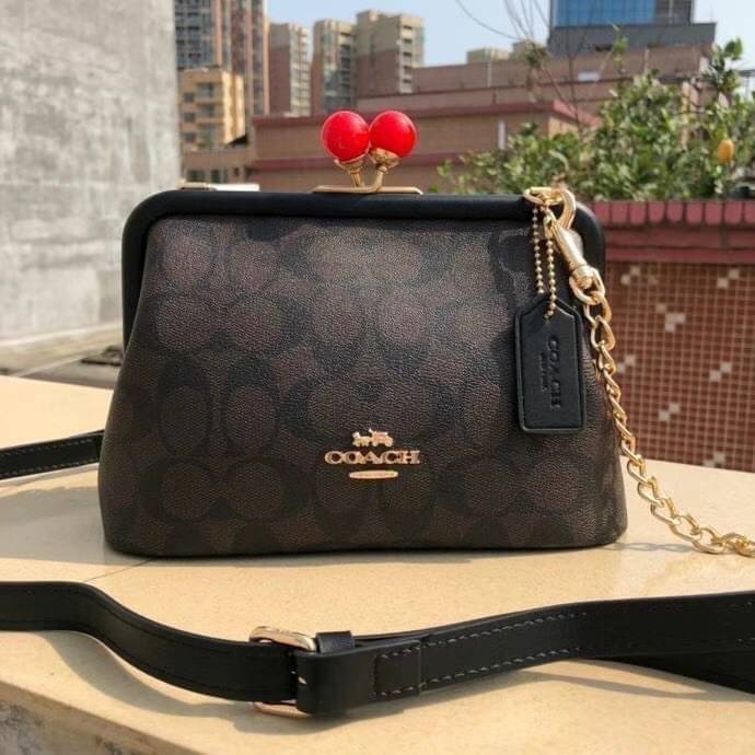 NORA KISSLOCK CROSSBODY (COACH C1451) ครอสบอดี้รุ่นนี้ น่ารักมากค่ะ ขนาดกำลังน่ารักเลยค่ะ ลูกคุณมากๆ ไม่เล็กและไม่ใหญ่มากเกินไป รุ่นนี้สามารถถอดสายสะพายได้ค่ะ ใส่ไอโพนตระกูลพลัสได้ ใส่กระเป๋าสตางค์ใบเล็กได้สบายๆเลยค่ะ