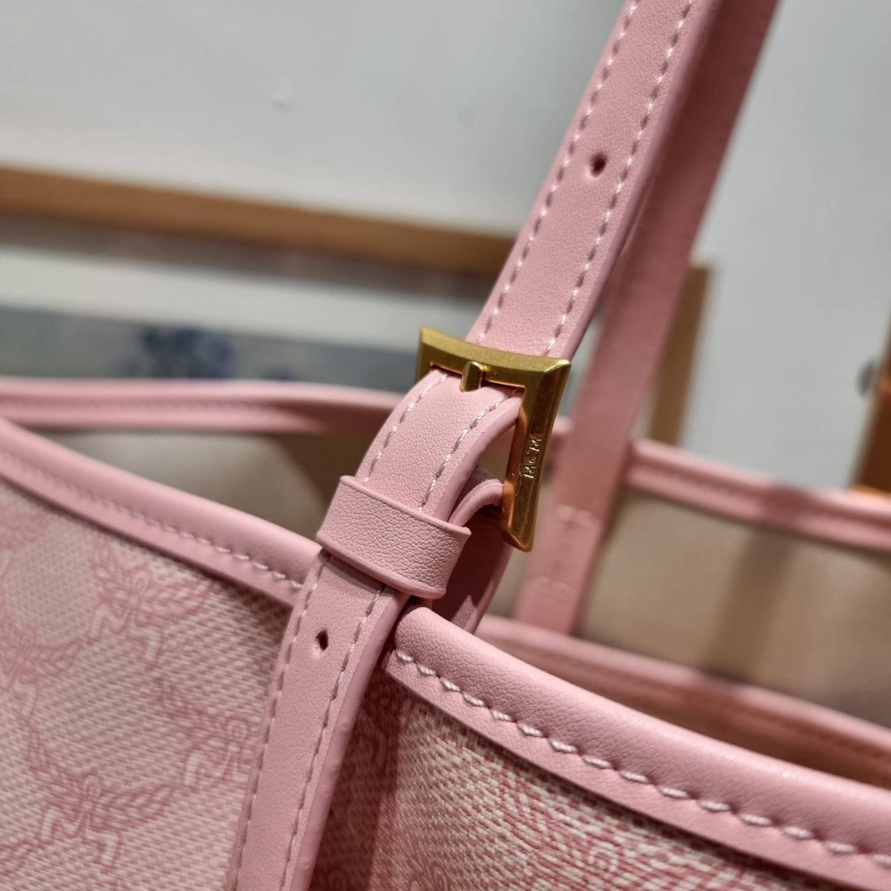 M.C.M MEDIUM HIMMEL SHOPPER IN LAURETOS คอลเลคชั่นใหม่ พร้อมสีใหม่ ดีไซน์ละมุน น่าใช้มากๆ กระเป๋าทรงช้อปปิ้ง เรียบหรู พิเศษสุดกับพวงหนังพร้อมห่วงกุญแจทึ่สามารถห้อยพวงกุญแจน่ารักๆได้