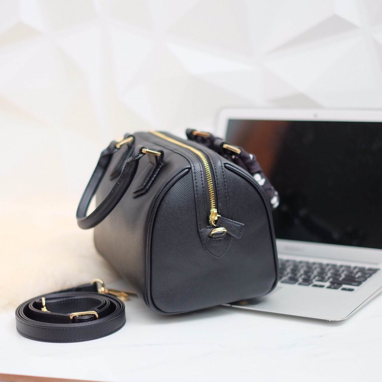 รุ่นขายดี สีดำ ผ้าพันลาย Polka dot เข้าเพิ่มละค่า ตัวนี้หนังลาย Epsom สวยหรู เวอร์วังมากคะ มาพร้อม ผ้าพันกระเป๋าเข้า set 😘🙏🏻 👜ดีเทลกระเป๋า 🌵สินค้าขายดี ขนาด มินิ สวยมากคะ >> รุ่น KEEP leather Pillow bag สวย น่