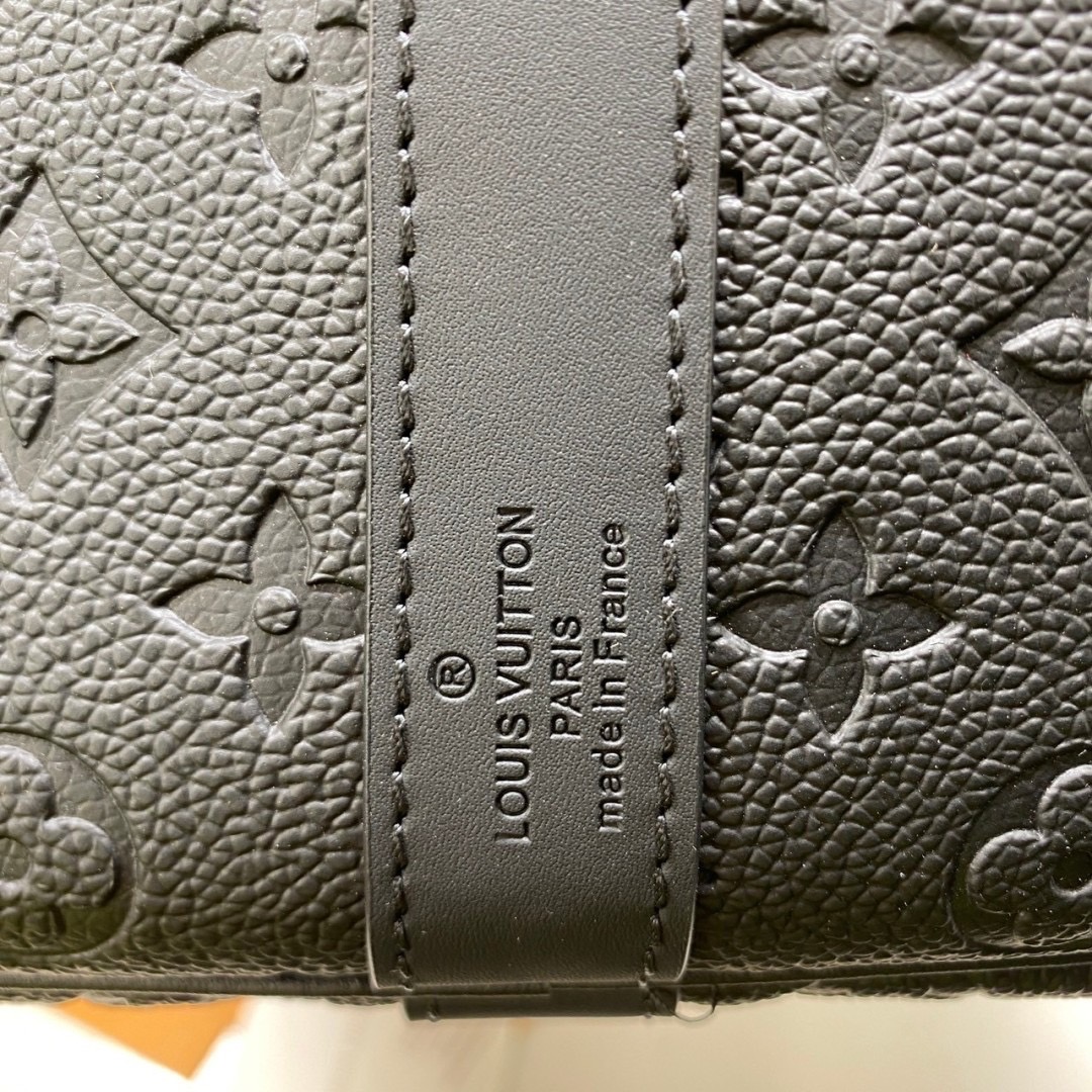 สลับแท้ LV Keepall Bandoulière 50 Bag กระเป๋าเดินทางหนังแท้ Monogram Shadow ปั้มลายนูน หรูหราและเทห์อย่างลงตัว เป็นรุ่นที่ขายดีตลอดกาล