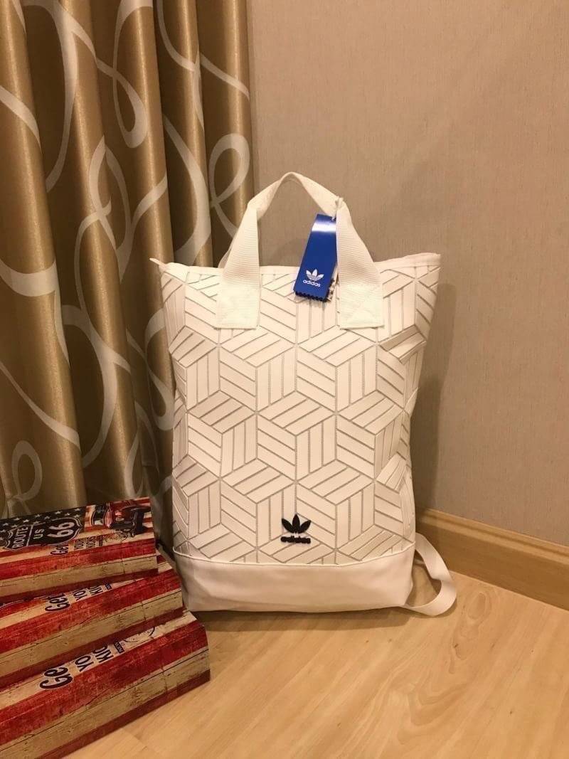 Adidas Originals geometric 3D roll top backpack รุ่นใหม่ชนช้อป!!กระเป๋าเป้สะพายหลัง เปิดปิดด้วยซิปเดียวด้านบน ด้านหน้ามีโลโก้ ด้านหลังมี1ช่องซิปใช้งานได้จริง ใบใหญ่กำลังดีน้ำหนักเบา ภายในกว้างและจุ ช่องซิปช่องใส่ของ สายเลื่อนปรับระดับได้ฟรีไซส์ สะพายได้ทั