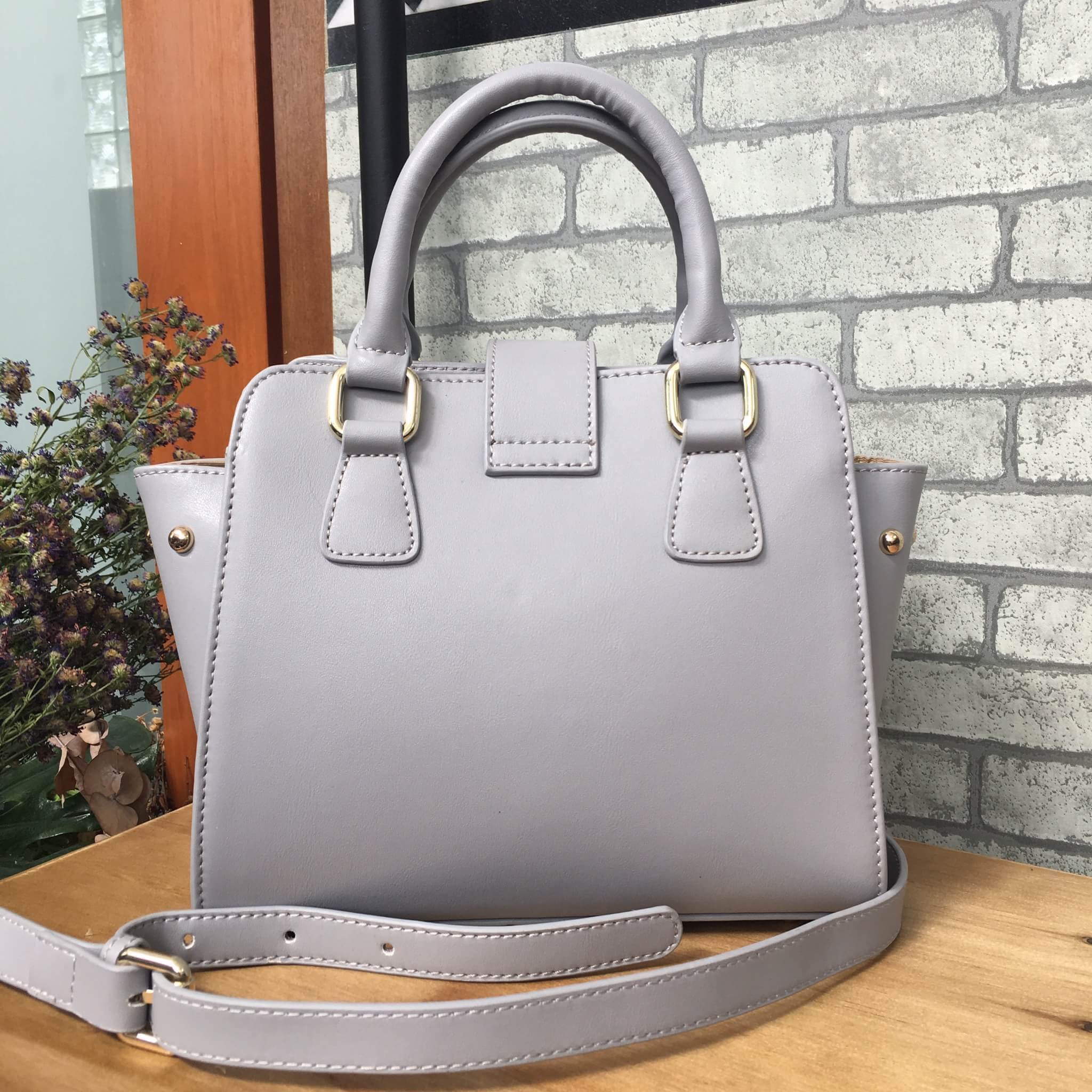 จากแบรนด์ KEEP ทรง รุ่น passion on handbag จุดเด่นที่ >หนังคุณภาพ premium PU > ถือสะพายเข้าง่ายกับทุกชุด >ทรงสวยมากคะ ขนากกระเป๋ากำลังดีคะ ใส่ กปต ยาว มือถือได้ทุกรุ่น > มีช่องย่อยแบ่งเก็บของด้านใน เป็นสัดส่วน