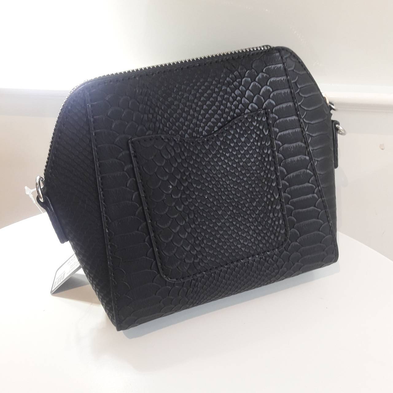 New arrival! กระเป๋าสะพายข้าง หนังจระเข้ ขนาดกระทัดรัด ยี่ห้อ Guess มาพร้อมกับสายหนัง และพื้นที่เก็บของอย่างจุใจ ด้วยดีไซน์เรียบหรูทำให้เข้ากับชุดได้หลากหลายสไตล์ กระเป๋าสะพาย GUESS ผลิตจาก PU แบบนิ่ม เปิด-ปิดด้วยซิป เพิ่มความหรู โดดเด่นด้วย ตกแต่งดีเทลโล