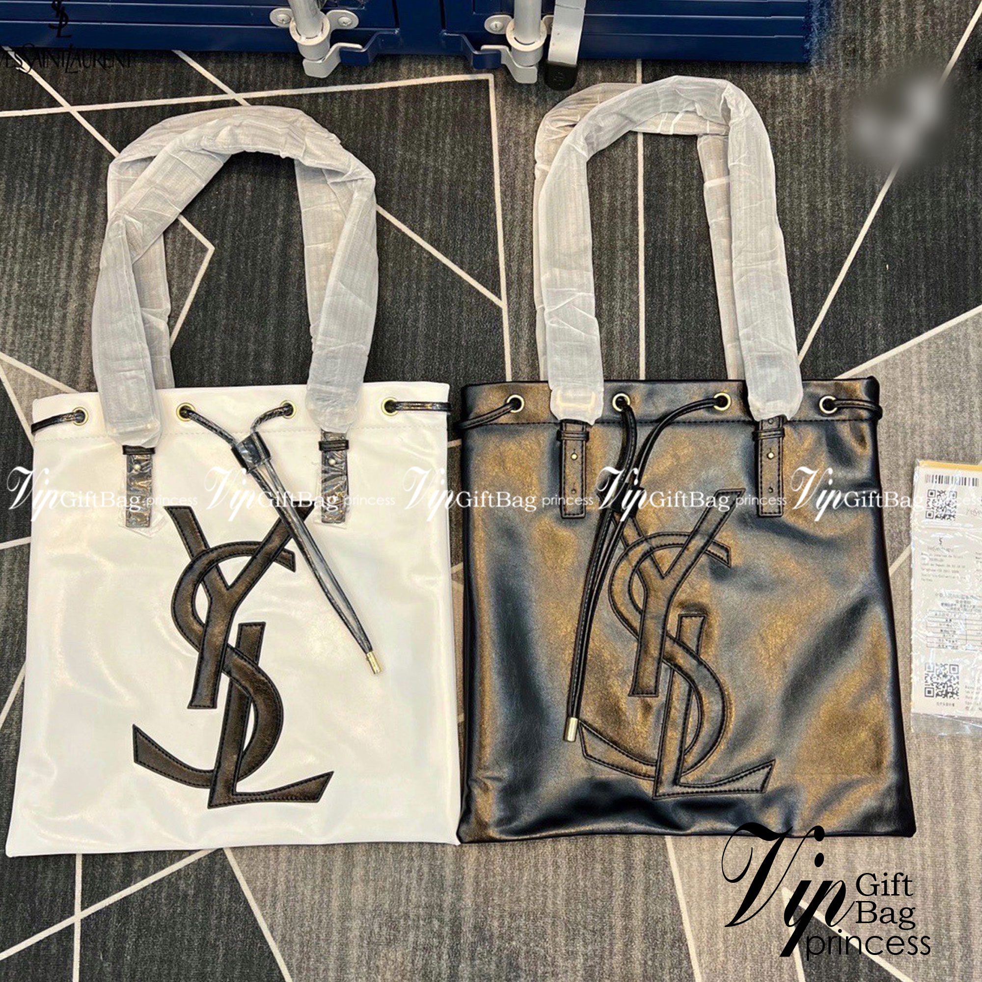 YSL shopper tote leather drawstring closure กระเป๋าทรงชอปปิ้ง มาใหม่ หนังสวย ผูกด้วยสายหนัง โดดเด่นด้วยโลโก้ด้านหน้า มีให้เลือก 2 สี 2 ขนาด ภายในโล่งกว้างมาก ใช้งานง่าย สะดวกสุดๆ