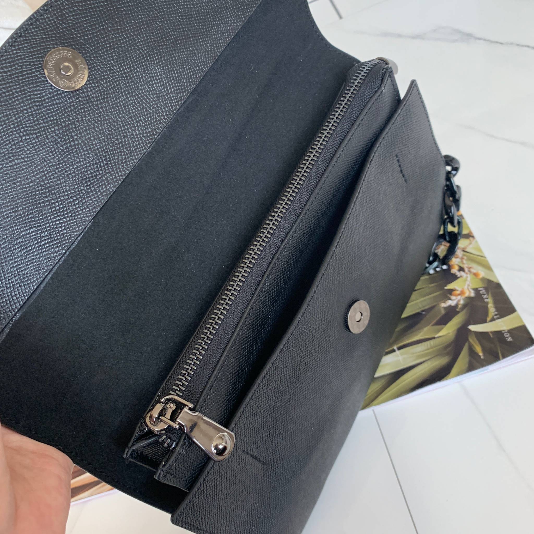 คลัชมาใหม่ สัปดาห์นี้ค่า ‘ Stair ‘ Clutch bag ✔️รอบนี้เข้าเพิ่มอีก 5 ลายเลยน๊า หลังจากปล่อยคอลเลคชั่นแรกออกไปแล้วได้รับความนิยมมากๆ รอบนี้จัดเฉดสีกลางๆ ให้แมทช์ง่ายกับชุดด้วยค่า **หนังวัวแท้ค่า