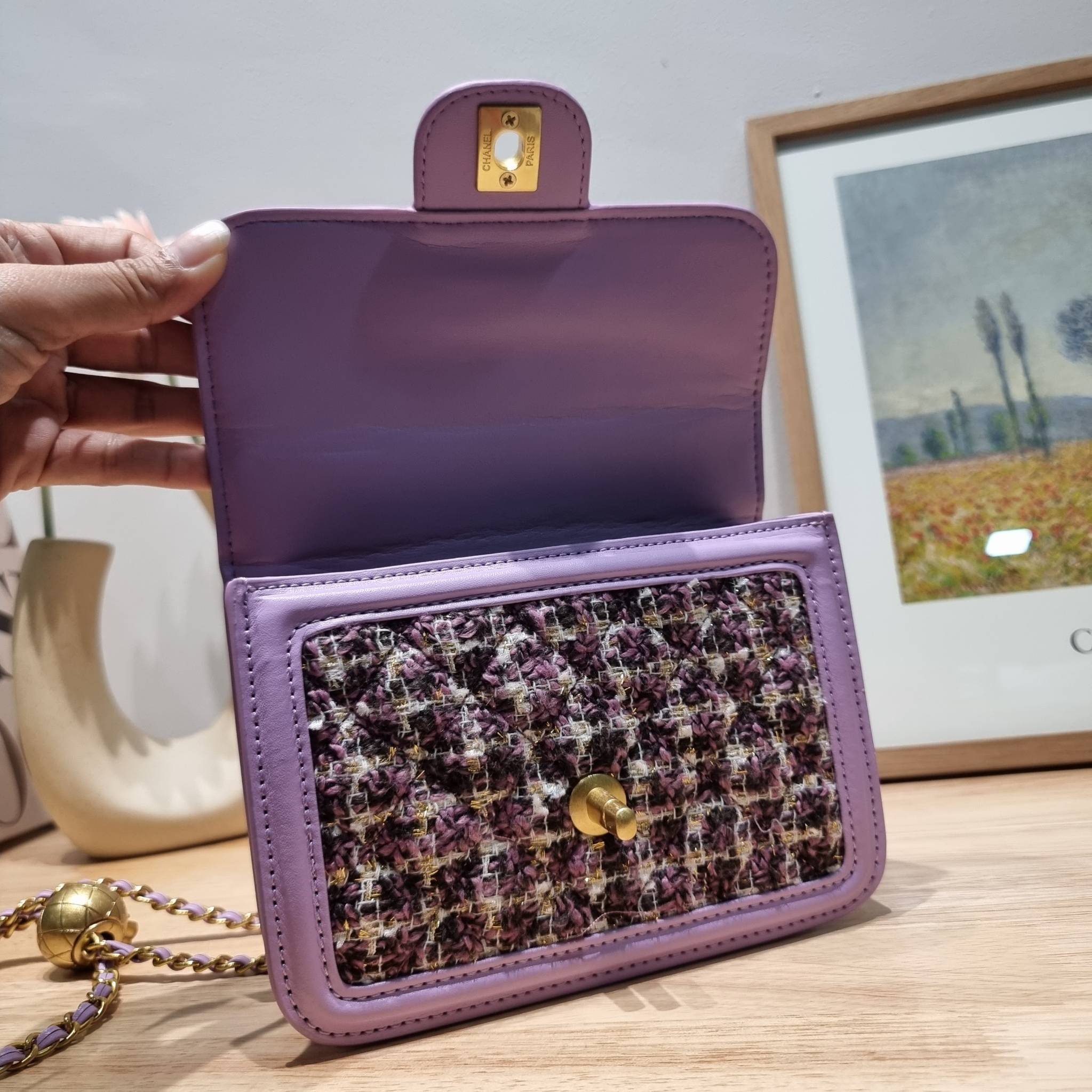 Chanel tweed mini flap bag / Chanel mini top handle กระเป๋าสะพายงานผ้าทวิตเอกลักษณ์เฉพาะของแบรนด์ งานสวยเป๊ะ มาพร้อมสายยาวถอดออกถือสวยๆเริ่ดๆ คิวท์มาก!! ดีเทลน่ารักเพียบ!!