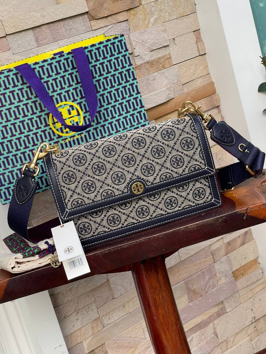 ของแท้ 💯% 】Tory burch t monogram jacquard shoulder bag คอลเลคชั่น T Monogram สำหรับคอลเลคชั่นฤดูใบไม้ผลิ 2021 เราสร้างสรรค์ลายโมโนแกรมที่ได้รับแรงบันดาลใจมาจากลวดลายการถักทอผ้าห่มของชาว Pennsylvania Dutch แบบดั้งเดิม