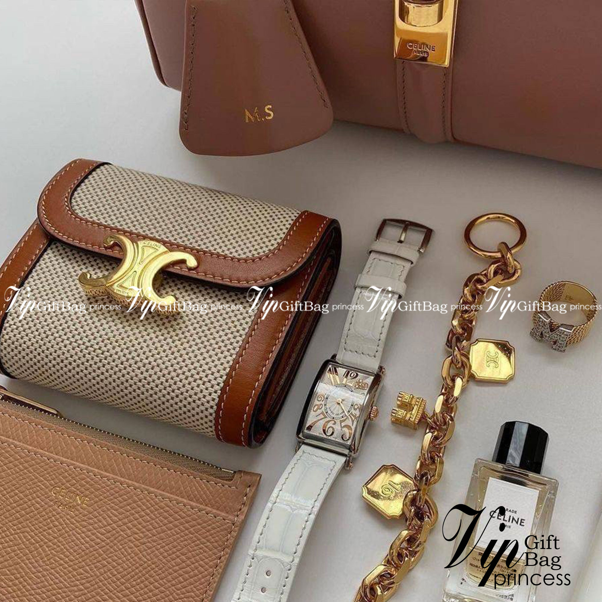 CELINE SHORT WALLET กระเป๋าสตางค์ซีลีนใบสั้น สวยหรูอยู่ทรงมีโลโก้ด้านหน้าเปิดปิดด้วยฝาพับกระดุมแม่เหล็ก ภายในมีช่องแบ่งหลายช่อง มีช่องใส่บัตรหลายช่อง มีช่องใส่เหรียญ ช่องใส่ธนบัตร ใส่แบงก์พันได้เยอะเหมือนกระเป๋าสตางค์ยาว ไอเท็มแนะนำพร้อมส่งที่ไทยในราคาสุด