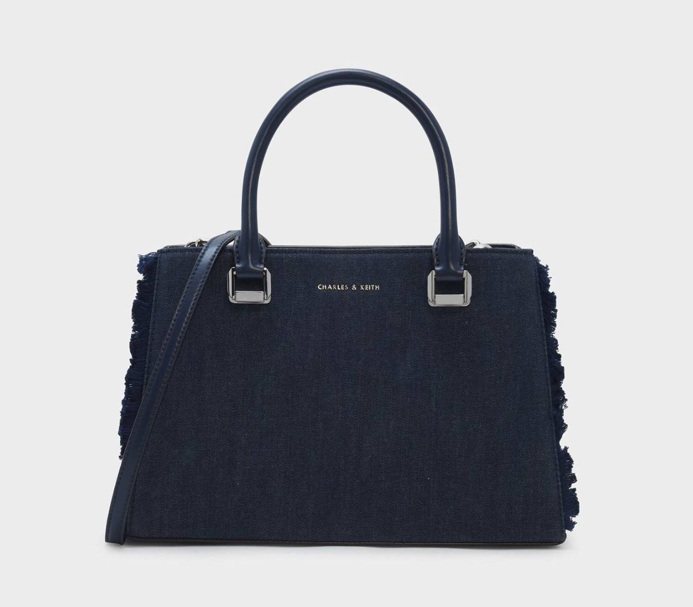 NEW! CHARLES & KEITH STRUCTURED TOP HAND BAG กระเป๋าถือหรือสะพายรุ่นใหม่ชนช็อปดีไซน์สวยอยู่ทรงขนาดกำลังดี ด้านหน้าประดับโลโก้แบรนด์ เปิดปิดด้วยแถบคาดกระดุมแม่เหล็กภายในมีช่องแบ่งแยกเป็นสัดส่วน พร้อมช่องซิปกลาง มีหมุดรองฐานกันรอยสี่มุม สายสะพายยาวถอดได้ปรั