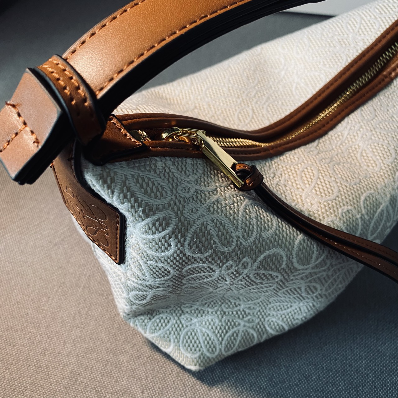 LOEWE Cubi Small Logo Canvas Top Handle Bag กระเป๋าทรงสวยดีไซน์ยอดฮิตประจำปีเลย! ปักโลโก้แบรนด์บนผ้าทั้งใบเป็นเอกลักษณ์ หูจับปรับได้ สวยหรูวินเทจ