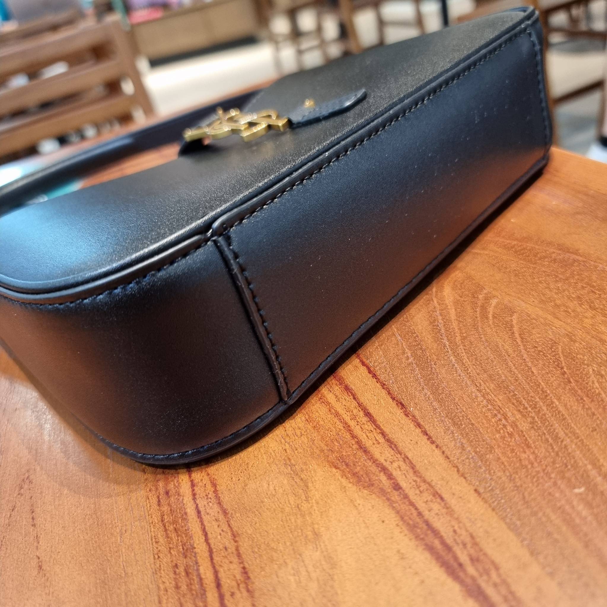 YSL LE 5 À 7 HOBO BAG IN SMOOTH LEATHER / Yves Saint laurent hobo bag กระเป๋าสะพายไหล่ ดีเทลหรู สวยครบทุกมุม ตอบโจทย์สาวๆทุกไลฟ์สไตล์ เพราะใช้งานได้ง่ายและสะดวก วัสดุหนังแท้ สัมผัสดีงาม น้ำหนักเบา ดูแพงที่สุด โดดเด่นด้วยโลโก้ สามารถเกี่ยวคล้องเพื่อล็อคปิด