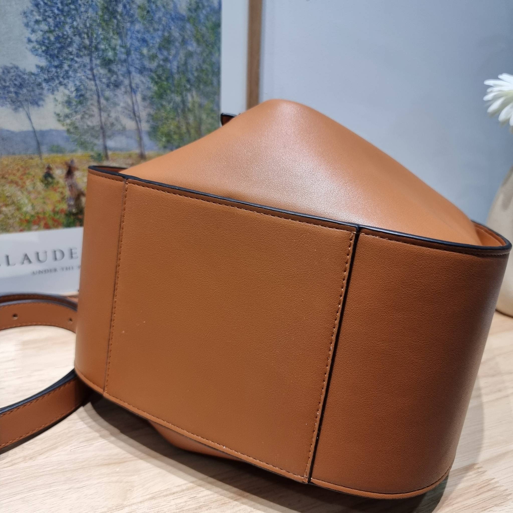 LOEWE SMALL HAMMOCK IN CLASSIC CALFSKIN พร้อมส่ง กระเป๋าสะพายดีไซส์เก๋ สามารถปรับเปลี่ยนรูปทรงได้หลากหลาย มีลูกเล่นทำให้ใช้ได้ไม่มีเบื่อ