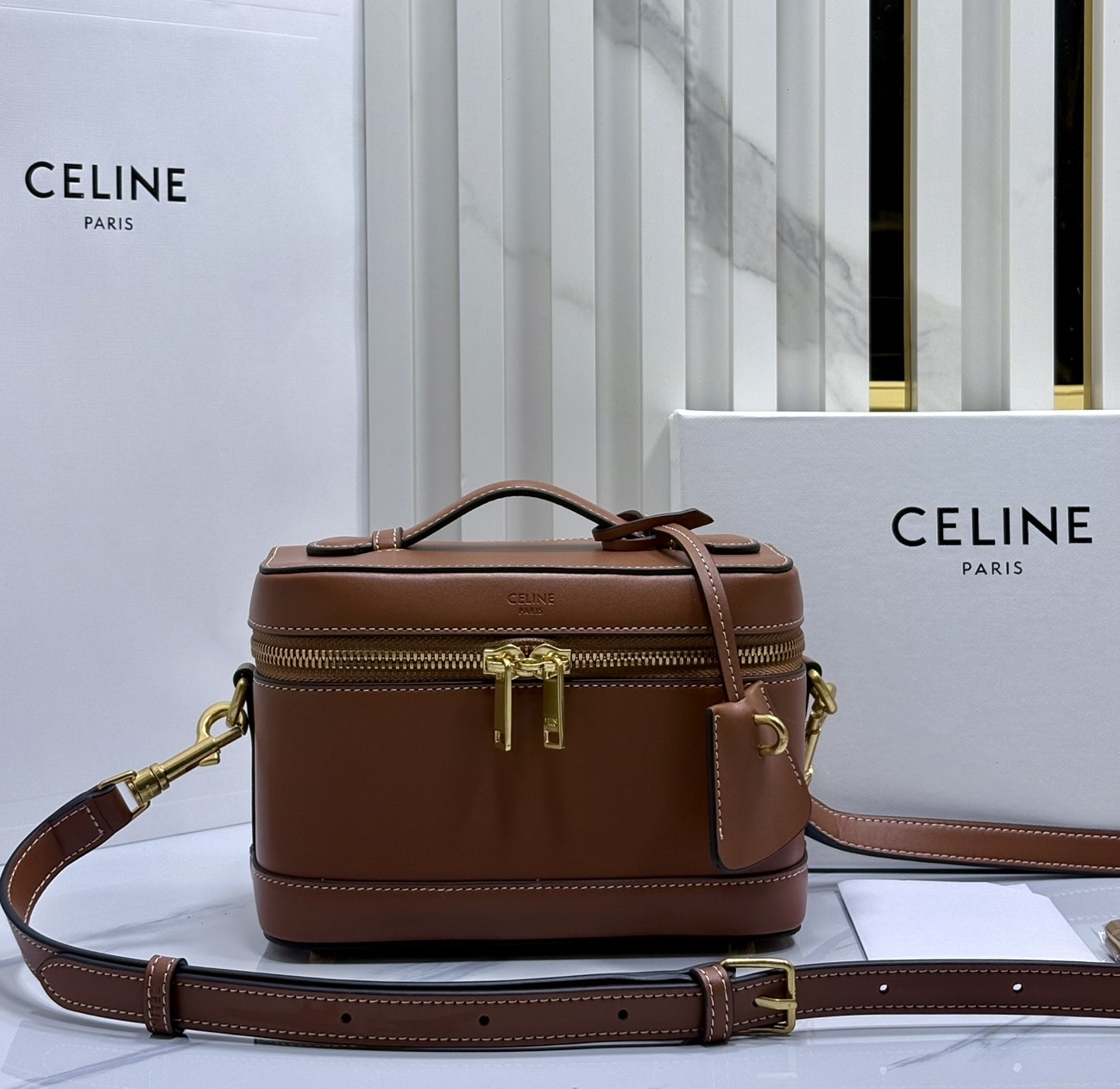 ORI หนังแท้ | CELINE VANITY BAG พลาดไม่ได้เลยกับคอลสุดคิ้ว กับกระเป๋าถือ/สะพายได้ทรงกล่อง ใช้สะพายได้ทุกวันอย่างคล่องตัวดีไซน์ใหม่สวยลาสสิค