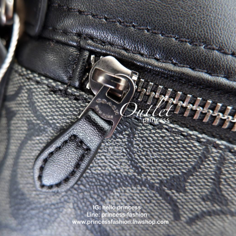 COACH Men Houston Signature Messenger Bag กระเป๋าสะพายข้าง crossbody หนังลาย signature brand เปิดปิดด้วยซิป ภายในโล่งใส่ wallet ยาว, mini iPad และของใช้ได้ มีช่องเล็ก และช่องซิป สายสะพายปรับได้ค่ะ