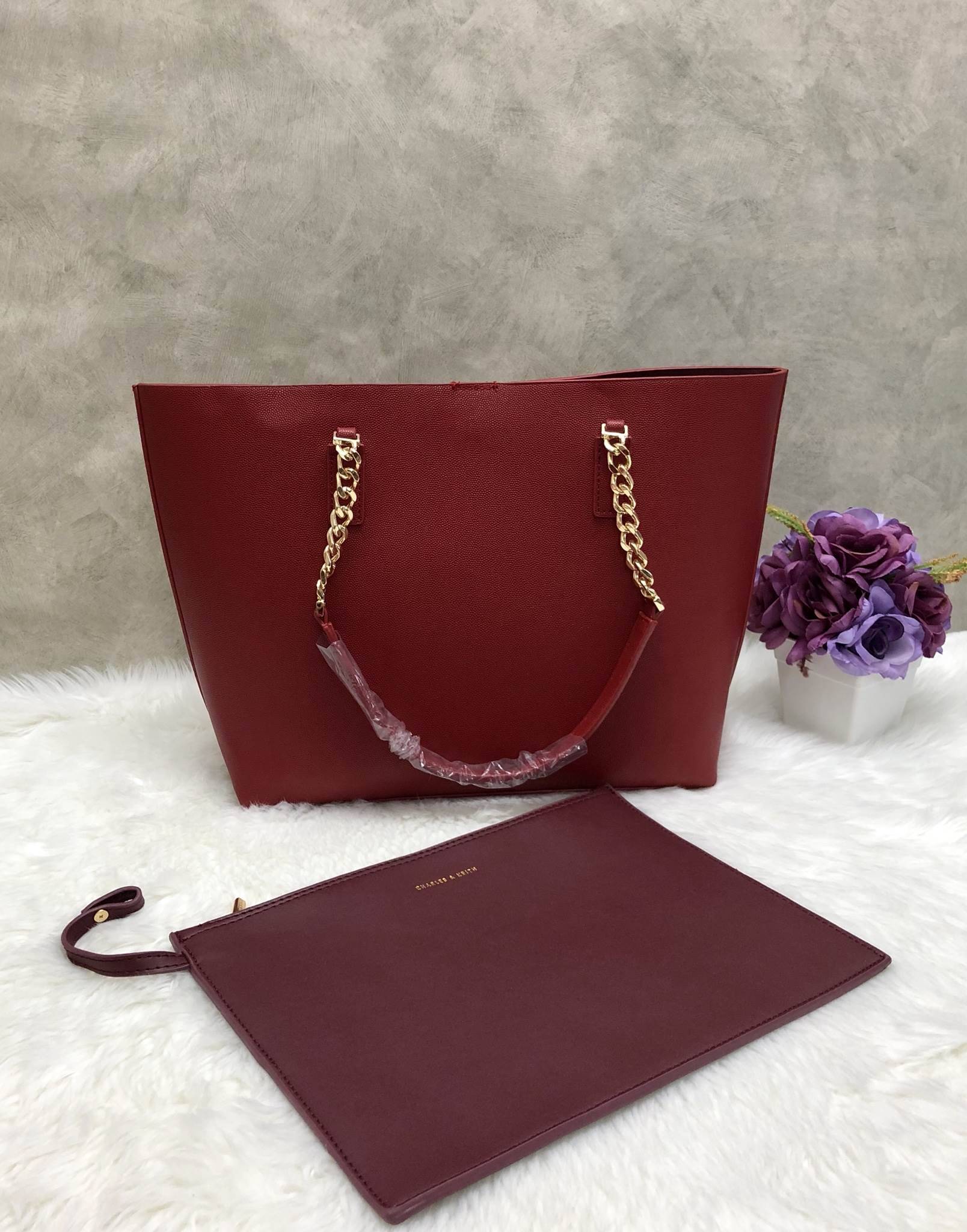 New in CHARLES & KEITH TOTE BAG ลับมาอีกครั้งกับรุ่นขายดี กระเป๋าถือหรือสะพายไหล่ ลายหนังซาฟเฟียโน่ แบบเรียบหรู ดูดีนะค่ะ หูหิ้วเป้นสายโซ่ต่อหนัง ปากกกระเป๋าเปิดปิดแบบแม่เหล้ก ด้านในโล่งกว้างใส่ของจุ รุ่นนี้มาพร้อมกระเป๋าขนาดกลางแบบซิปถอดออกแยกใช้งานได้อี