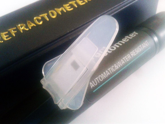 เครื่องวัดความเค็มน้ำ น้ำเกลือ ช่วงค่า 0-10% (0-100 ppt) ใช้ในการเพาะเลี้ยงสัตว์น้ำเค็ม บ่อกุ้ง บ่อปลา วัดน้ำทะเล แบบมีหลอดไฟในตัว