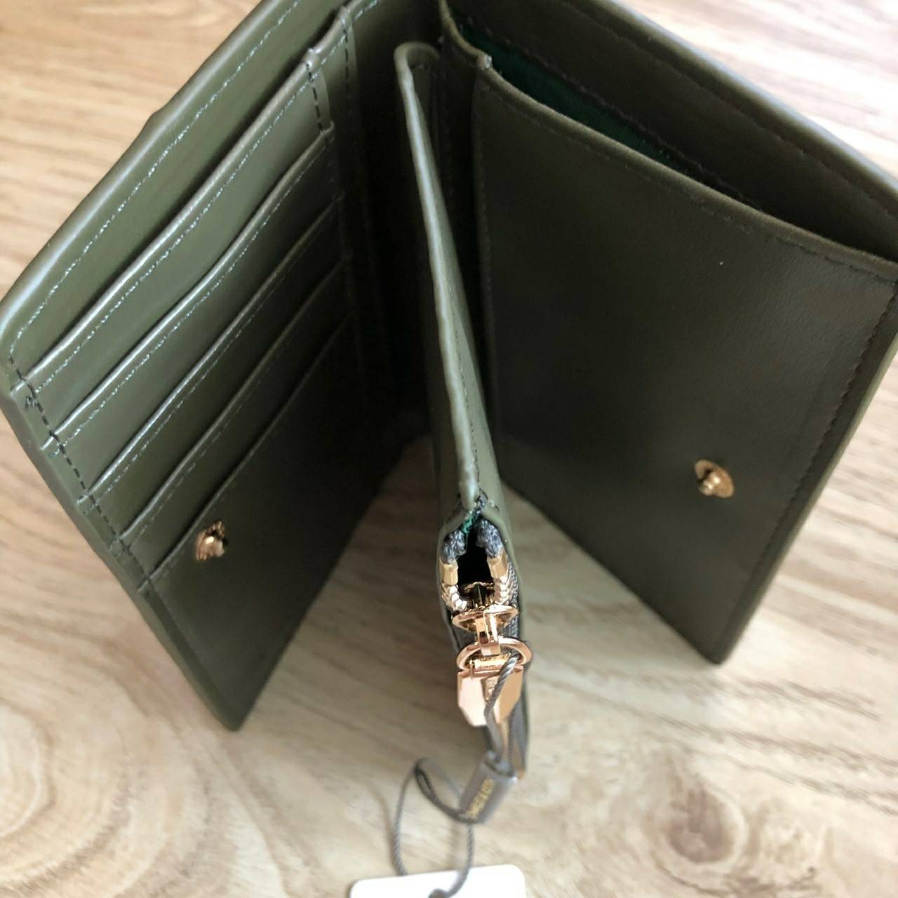 Charles & Keith Classic Snap-Button Wallet กระเป๋าสตางค์ใบสั้นพับ 2 ตอน ด้านหน้ามีโลโก้แบรนด์ เปิด - ปิดด้วยกระดุม ภายในมีช่องใส่ธนบัตร ช่องใส่บัตร และช่องซิปใส่เหรียญ