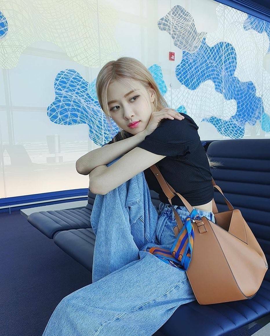 LOEWE HANDLE & SHOULDER BAG GIFT WITH PURCHASE (GWP) กระเป๋าถือหรือสะพายหนังแท้พรีเมี่ยมกิ๊ฟ Limited จาก LOEWE PERFUME DUTYFREE รุ่น Rare items สุดๆวัสดุหนังแท้ Calfskin หนังสวยดีไซน์มีเอกลักษณ์ ใบใหญ่กำลังดี น้ำหนักเบา สามารถปรับได้หลายทรง ด้านข้างมีซิปป