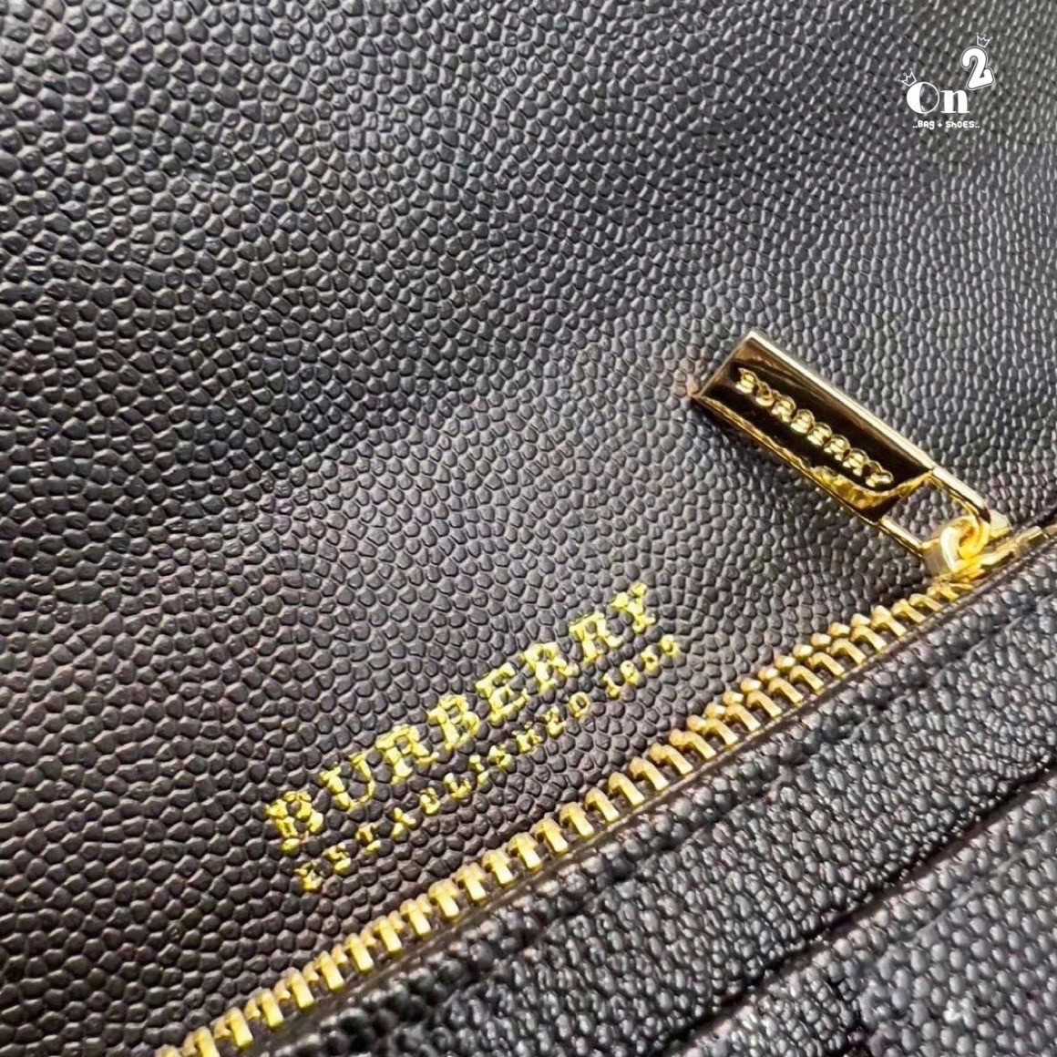 BURBERRY long wallet / BB vintage long wallet กระเป๋าสตางค์ใบยาวแบรนด์หรู เป็นไอเท็มสุดฮิต ติดทุกกระแส แรงไม่เคยตก รุ่น unisex สีไหนใครๆก็ใช้ได้หมด อยู่ที่ใจ!! ❤️ ใบยาวขนาดกำลังเหมาะมือ ถือแล้วขับผิวทุกสี ภายในมีช่องใส่บัตรเยอะ แบ่งสัดส่วนสวย ใส่ธน