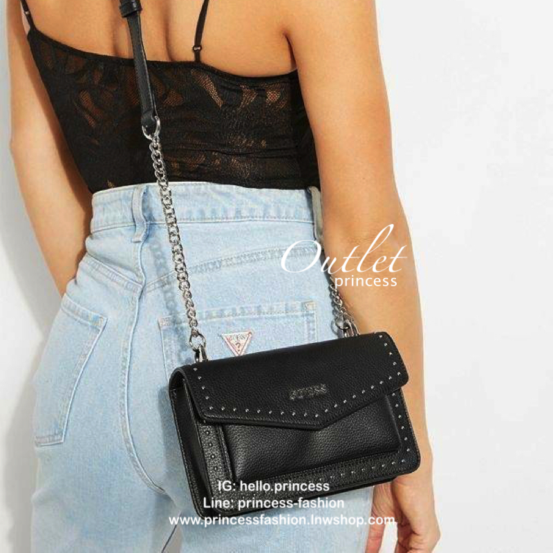 GUESS MILA STUDDED CROSSBODY BAG กระเป๋าสะพายข้างหรือแบบครอสบอดี้ร์ วัสดุลายหนังสวย หนังนิ่ม น้ำหนักเบาค่ะ ด้านหน้ามีอะไหล่โลโก้แบรนด์ พร้อมประดับหมุดดอกเล็กเพิ่มความเก๋เข้ามาให้ค่ะ เปิดปิดกระเป๋าแบบกระดุมแม่เหล็กภายในมีช่องหลักสำหรับใส่ของ สามารถใส่มือถื