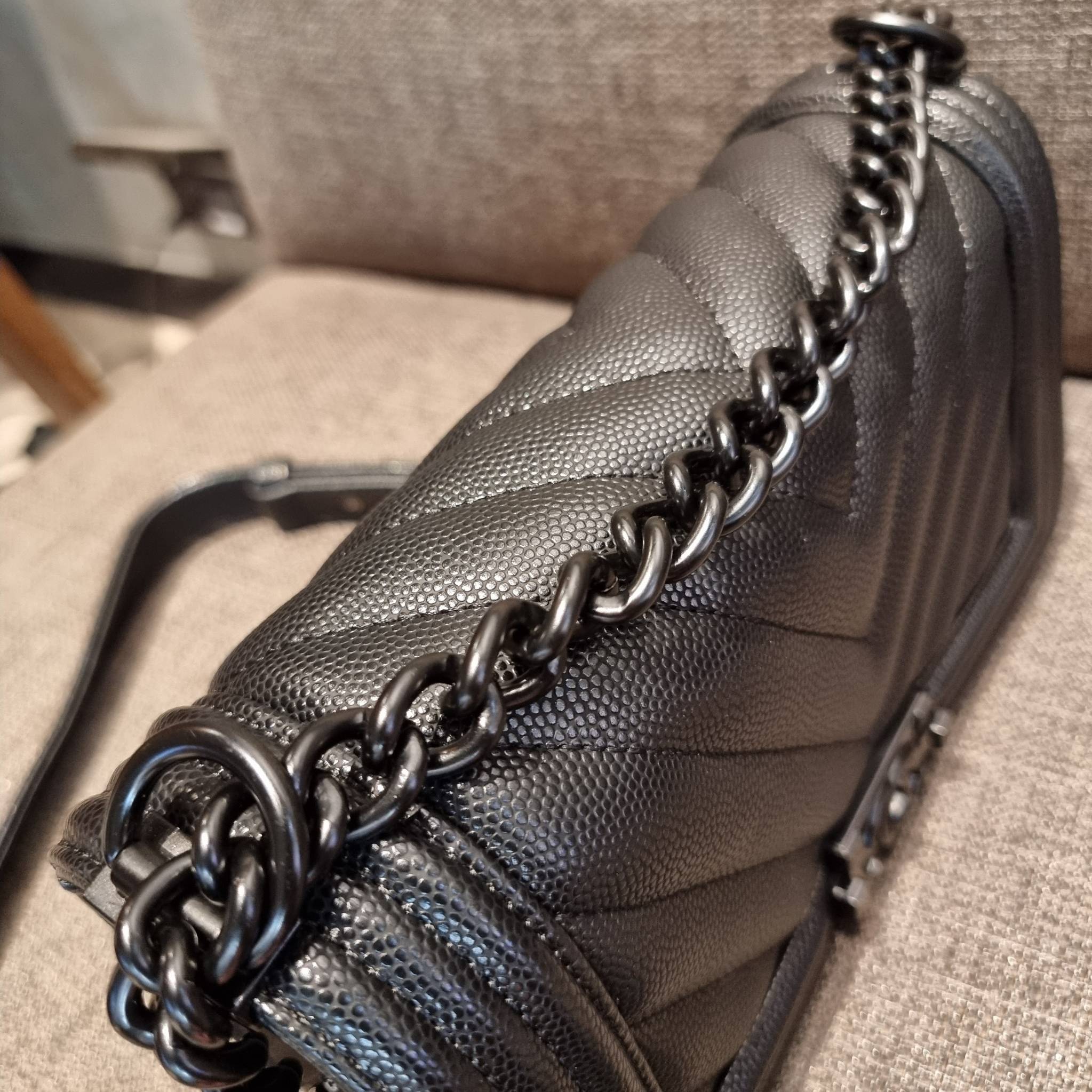 Chanel Boy 10" พร้อมส่งที่ไทย รุ่นสุดฮอต ดีไซน์อะไหล่ดำ เรียบหรูมากๆ!! วัสดุหนังลายคาร์เวีย ทรงคลาสสิคที่สาวๆห้ามพลาด!! ในราคาสุดคุ้ม เปิด-ปิดกระเป๋าด้วยตัวล็อค ภายในโล่งกว้าง ไซส์ใหญ่ใส่ของได้เยอะ มีช่องแยกในกระเป๋า มาพร้อมสายสะพายโซ่สลับหนังรองบ่า 