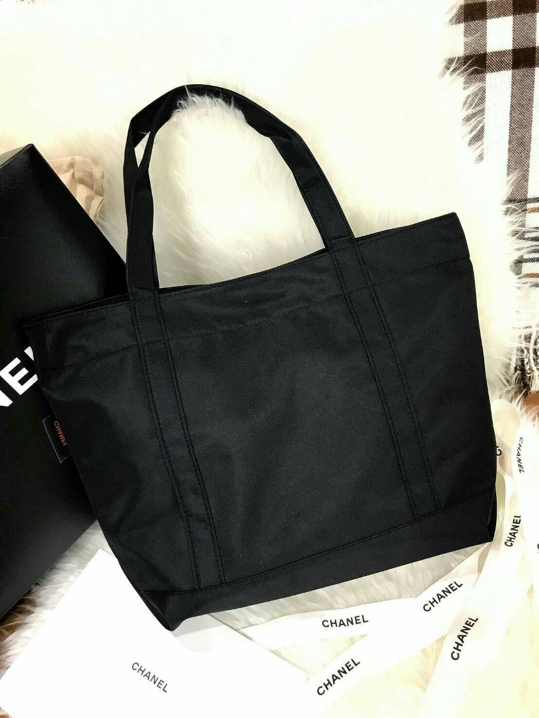 Must Have! Chanel Satin Shopping Bag กระเป๋าสะพายทรง Shopping Bag พรีเมี่ยมกิ้ฟ Limited Edition ของแท้ 100% นำเข้าจาก Chanel Perfume Counter ใบใหญ่วัสดุ SATIN ประดับคริสตัลสีดำโลโก้ CC สุดคลาสสิค ซับใน Polyester 100% เปิดปิดด้วยกระดุมแม่เหล็ก น้ำหนักเบา จ