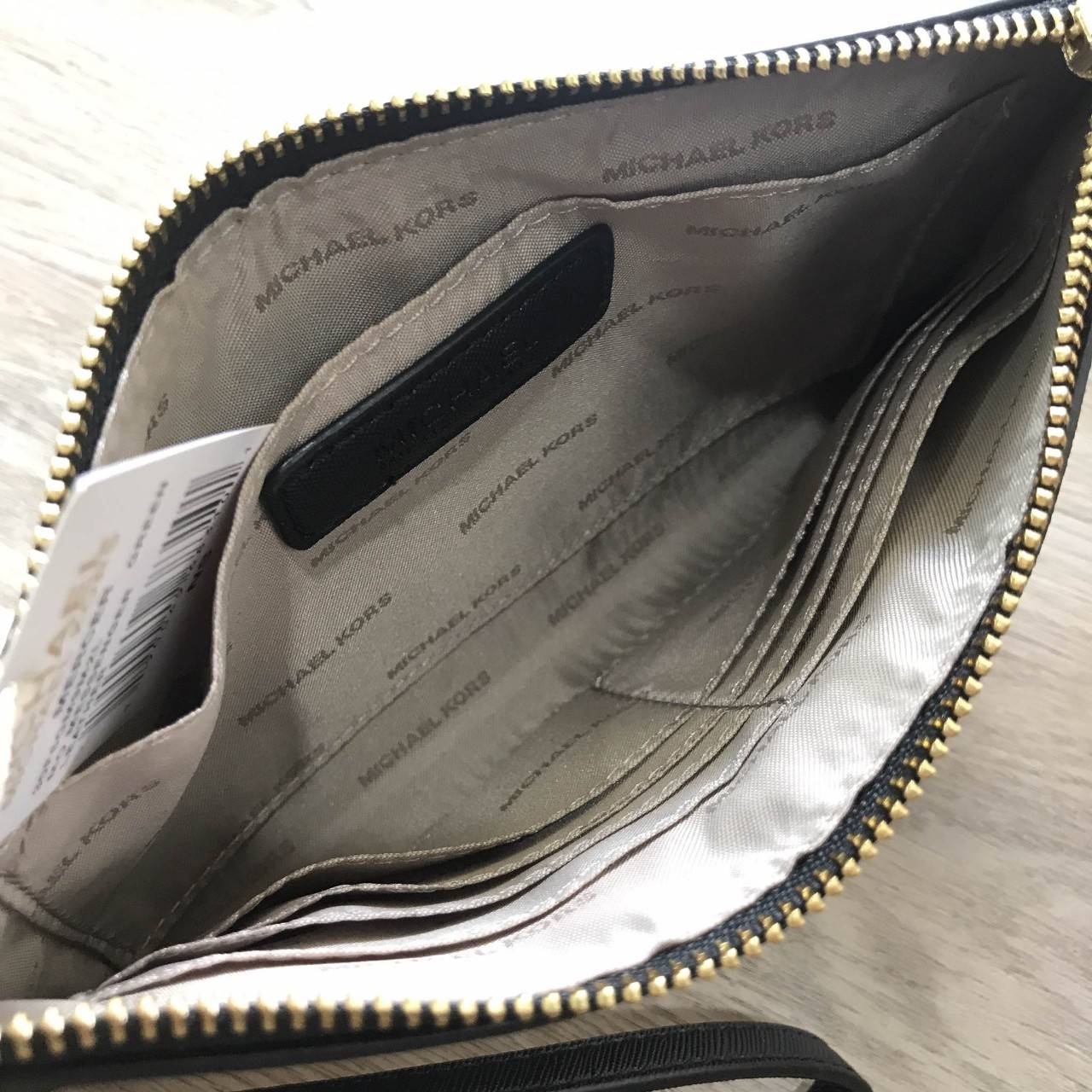 NEW ARRIVAL! Michael Kors Jet Set Travel Large Heart Clutch 2018 กระเป๋าคลัชรุ่นใหม่ล่าสุดขนาดกำลังดีด้านหน้าประดับโลโก้แบรนด์อะไหล่ทองแต่งด้วยหัวใจสวยโดดเด่น เปิดปิดด้วยซิปมาพร้อมสายคล้องมือ ภายในมีช่องใส่บัตร สามารถใส่กระเป๋าสตางค์ iphone8+ได้ ภาพถ่ายจา