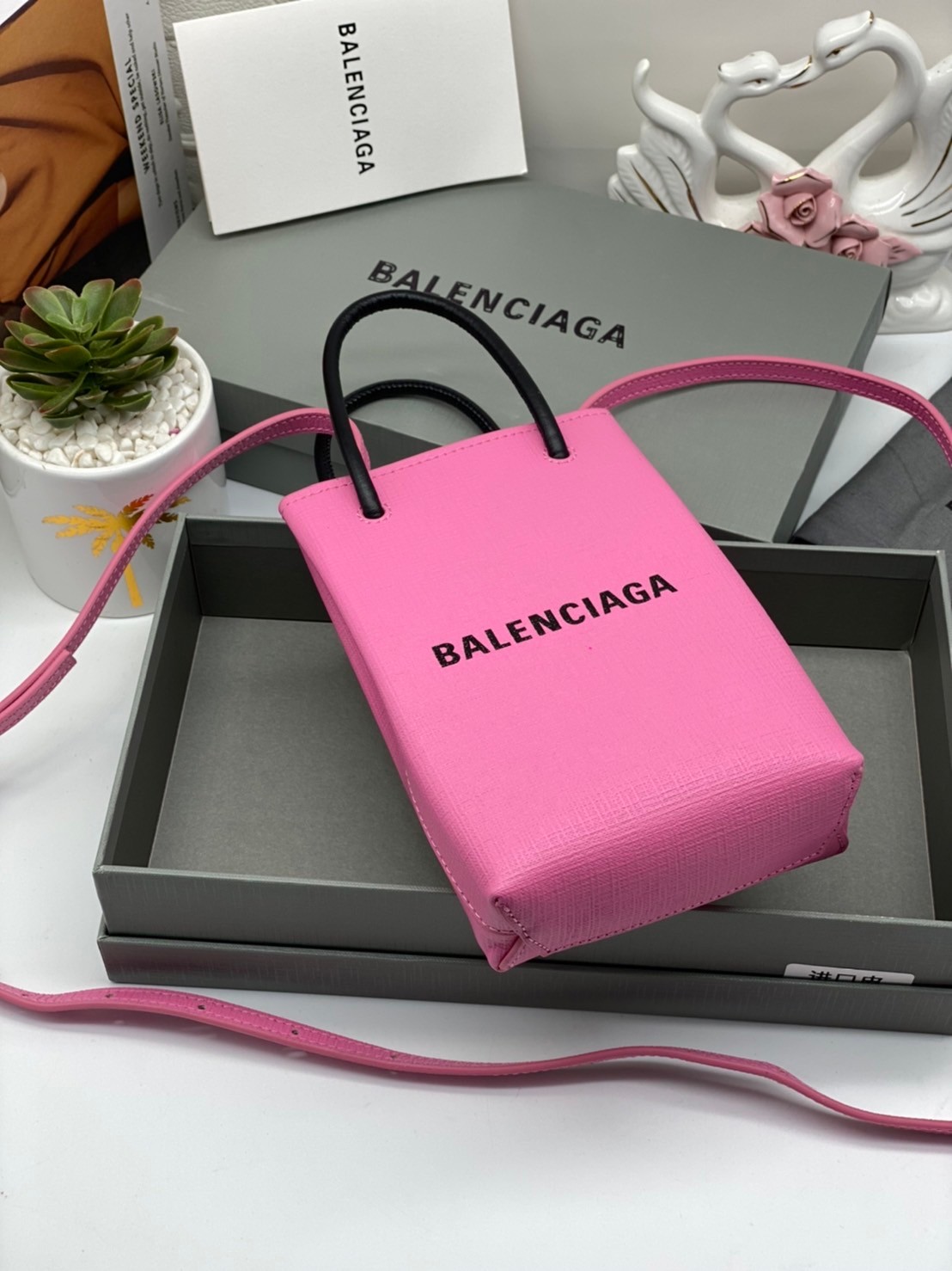 หนังแท้ BALENCIAGA Shopping Phone Pouch leather tote พกกระเป๋าช้อปปิ้งขนาดมินิ ไปทุกที่ในฤดูกาลนี้ ดีไซน์ที่ใช้ได้ทุกวันตั้งแต่หนังแบบมีเท็กซ์เจอร์ ภาพสินค้าถ่ายจากงานขายจริง ใช้งานต่างประเทศได้