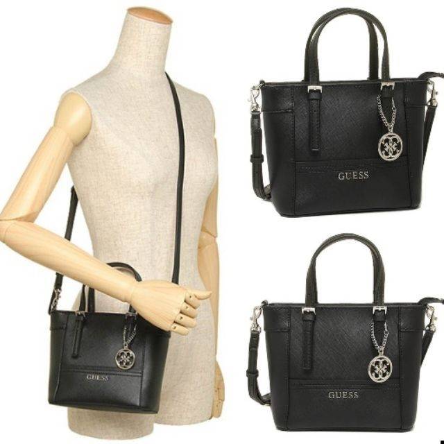 GUESS SAFFIANO MINI CROSS BODY BAG กระเป๋าถือหรือสะพายรุ่นยอดนิยมจาก GUESS หนัง Saffiano สวยอยู่ทรงสไตล์ PRADA ขนาดกำลังดีน้ำหนักเบา ด้านหน้าประดับโลโก้แบรนด์ พร้อมพวงกุญแจโลโก้แบรนด์ห้อยที่หูกระเป๋าสามารถถอดเเยกใช้ได้ เปิดปิดด้วยซิปสะดวกใช้ ภายในมีโลโก้ 