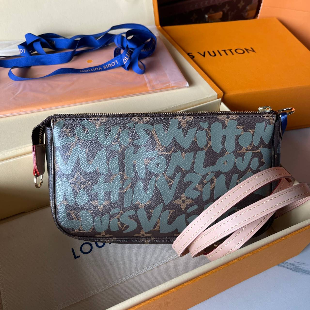 หนังแท้ LOUIS VUITTON MONOGRAM POCHTE ACCESSORIES BAG ลายใหม่ล่าสุด พร้อมส่งที่ไทย โดดเด่นด้วยรูปทรงอันเป็นเอกลักษณ์และรายละเอียดแบบคลาสสิก ภาพถ่ายสินค้าจริง ไอเท็มนี้สวยน่าใช้สุดคุ้มมากๆ ห้ามพลาดเลยค่ะ!