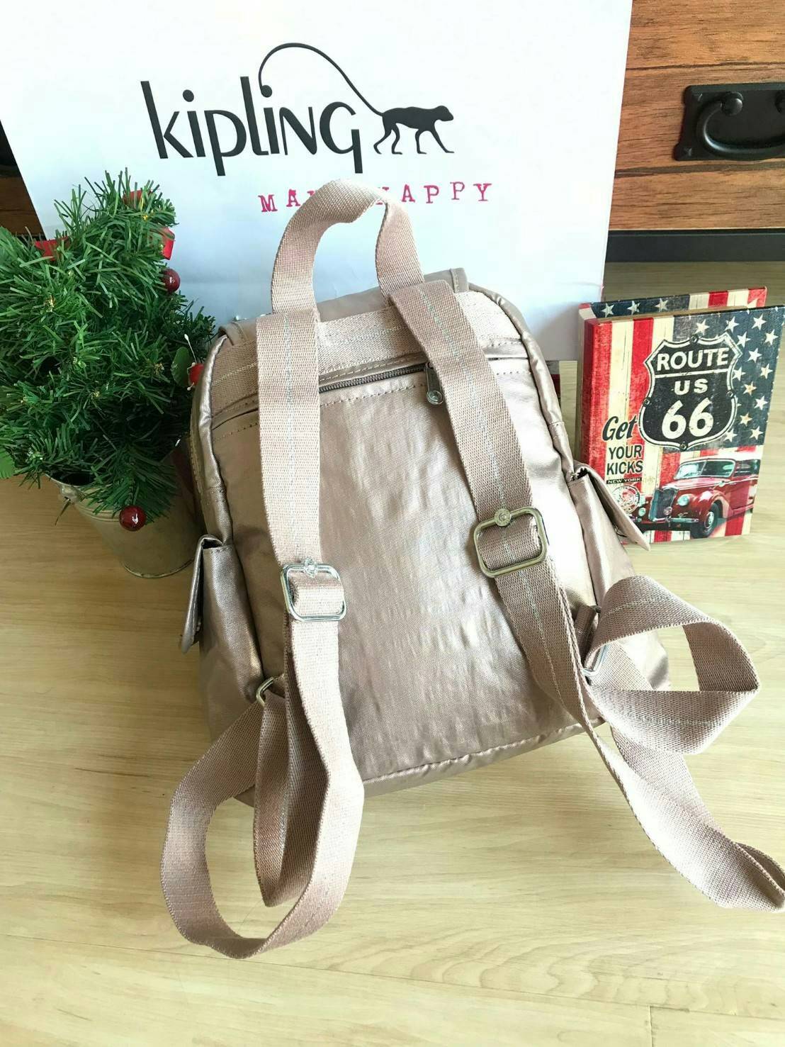 Kipling City Pack Backpack วัสดุPolyamide100% เป้ขนาดกลาง ที่เปิดปิดด้วยตัวล็อค2ชั้นด้วยกระดุมแม่เหล็กและซิป มีช่องใช้งานหลายช่องรวมถึงช่องซิปด้านหน้า มีลูกเล่นที่ด้านหลังมีช่องซิปสำหรับเก็บของและเก็บสายเป้ได้ หรือใช้สายจากเป้สะพายไหล่ได้ ประดับด้วยพวงกุญ