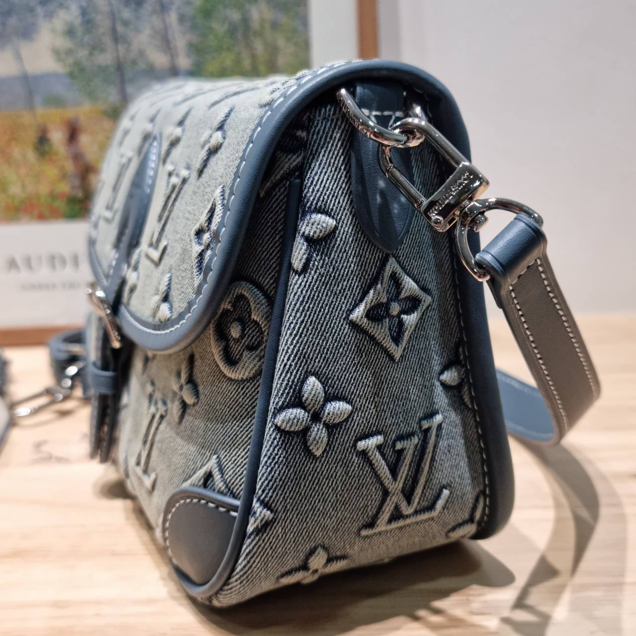LV diane monogram washed denim bag ใหม่ล่าสุด กับกระเป๋าทรงสุดฮิต คลาสสิคและเป็นอีกหนึ่ง signature ที่มาในรูปแบบ washed denim สวยดูแพงสุดๆ