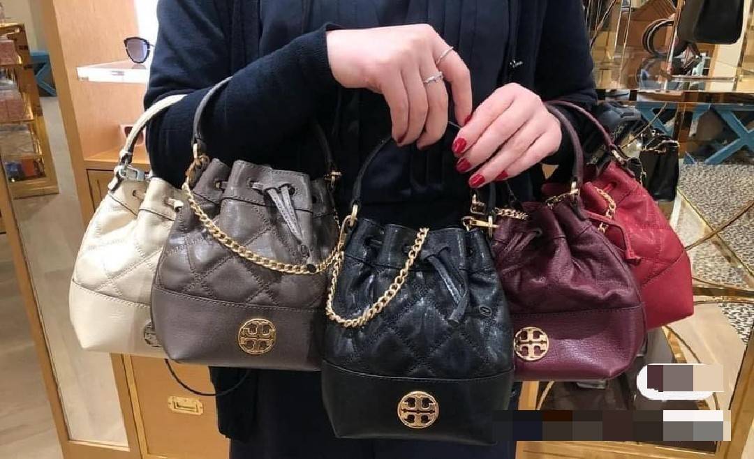 TORY BURCH WILLA MINI BUCKET BAG NEW ARRIVAL สุดปัง กระเป๋าสะพายทรงบัคเก็ต สวยผู้ดี โดดเด่นด้วยโลโก้สีทองดูหรู อัพลุคผู้ดี๊ผู้ดี วัสดุหนังแท้ ดีไซน์บุนวม เส้นคมดีเทลหรู เปิด-ปิดหนังรูดปากกระเป๋า มีหูหิ้วในตัว คล้องแขนเก๋ๆ ภายในเป็นช่องโล่ง มีช่องย่อย ใส่ข