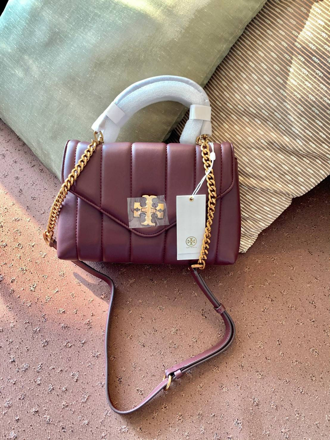 TORY BURCH KIRA QUILTED SMALL BAG พร้อมส่งที่ไทย ไม่ผิดหวังแน่นอนค่ะ! กระเป๋าหิ้วหรือสะพายข้างได้ วัสดุหนังแกะแท้ทั้งใบ ((หนังแกะจะมีคุณภาพดีเงานิ่มและแพงกว่าหนังวัวจ้า)) หนังนิ่มสวยงามมากๆค่ะ เปิดปิดกระเป๋าแบบหมุนล็อคแบบโลโก้แบรนด์ ใช้อะไหล่คลาสสิคดูหรูเ