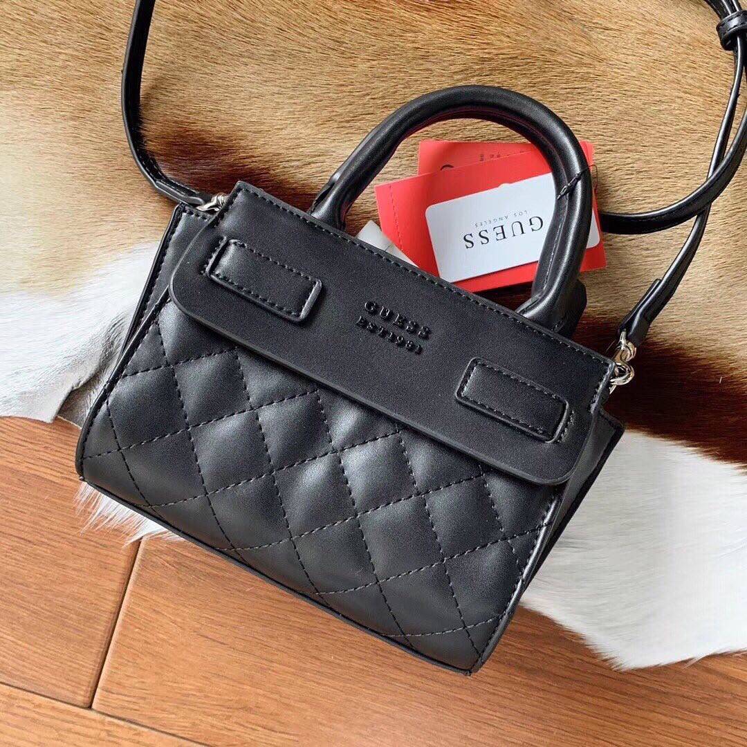 GUESS ELLIANA QUILTED MINI SATCHEL BAG กระเป๋าสะพายรุ่นยอดนิยม วัสดุ PU คุณภาพดี นิ่ม น้ำหนักเบาด้านหน้าประดับด้วยโลโก้แบรนด์สุดหรู เปิดปิดกระเป๋าด้วยซิปสะดวกใช้ ด้านในกว้างมีช่องซิปสำหรับใส่ของ ใส่มือถือได้ทุกรุ่น ซับในลายแบรนด์ สายสะพายหนังเลื่อนปรับระด