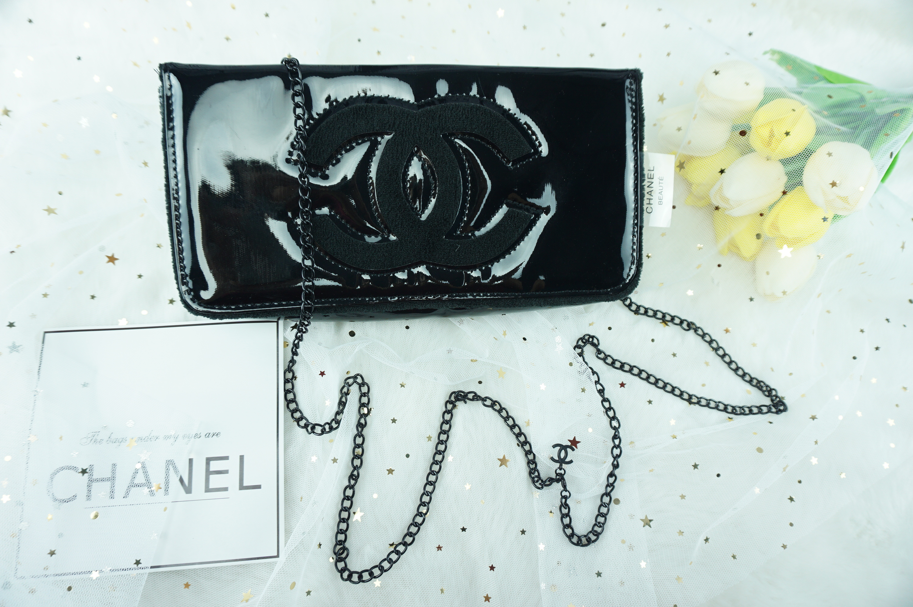 Chanel clutch & shoulder bag งานพรีเมี่ยมกิ้ฟจากเคาเตอร์ต่างประเทศ จากแบรนด์ Chanel ของแท้ไม่ใช่เกรดก้อป เป็นกระเป๋าหนังแก้วเงา ตามแบบฉบับของแบรนด์ ตัวกระเป๋าขนาดกำลังดี ใส่มือถือได้ทุกรุ่น สามารถเก็บสายถือเป็นคลัชออกงานได้ หรือสะพายไหล่ได้