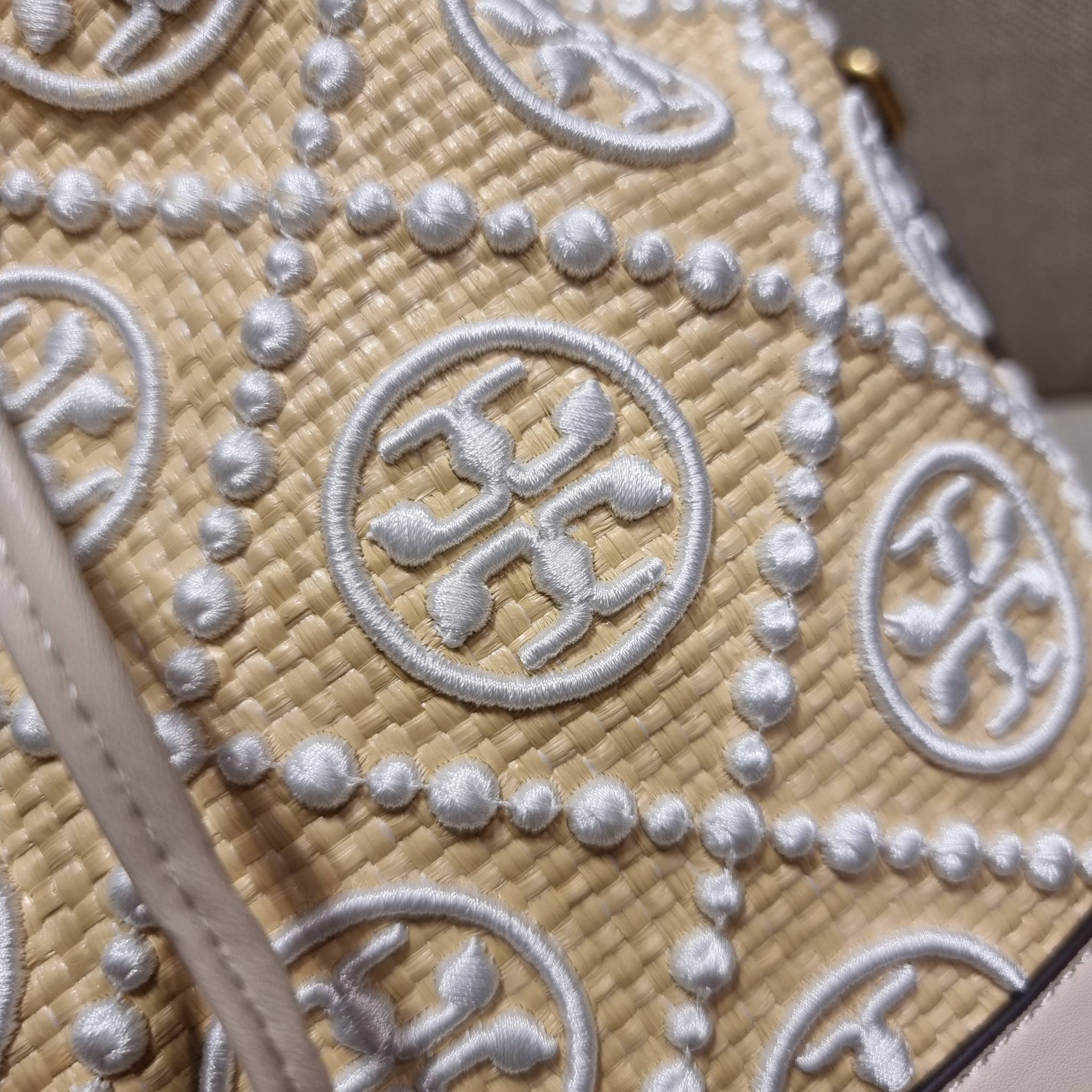 TORY BURCH T MONOGRAM STRAW BUCKET BAG ใหม่ก่อนใคร พร้อมเสิร์ฟความสวยให้ถึงบ้านแล้วน้า กระเป๋าบัคเก็ตทรงยอดนิยม ดีไซน์ใหม่ล่าสุด ยูนีคไม่เหมือนใคร ลายสานเต็มใบ พร้อมปักโลโก้เอกลักษณ์ โดดเด่น งานฝีมือมากๆ สลับส่วนของหนังที่ขอบและก้นกระเป๋า ภายในเป็นช่องโล่