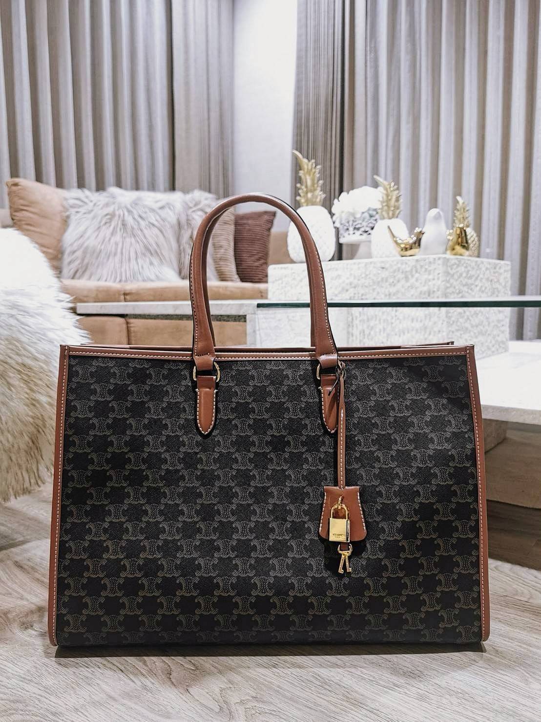 VIP 】CELINE LARGE TOTE BAG VIP GIFT WITH PURCHASE (GWP) กระเป๋าพรีเมี่ยมกิ๊ฟ Limited จาก CELINE HAUTE PARFUME DUTYFREE COUNTER วัสดุ TRIOMPHE CANVAS หนังแท้สวยอยู่ทรงดีไซน์หรูคลาสสิค มาพร้อมTAGสายหนังห้อยกุญแจทอง ภายในโล่งกว้างมีช่องซิป หัวซิปแบรนด์ สามาร