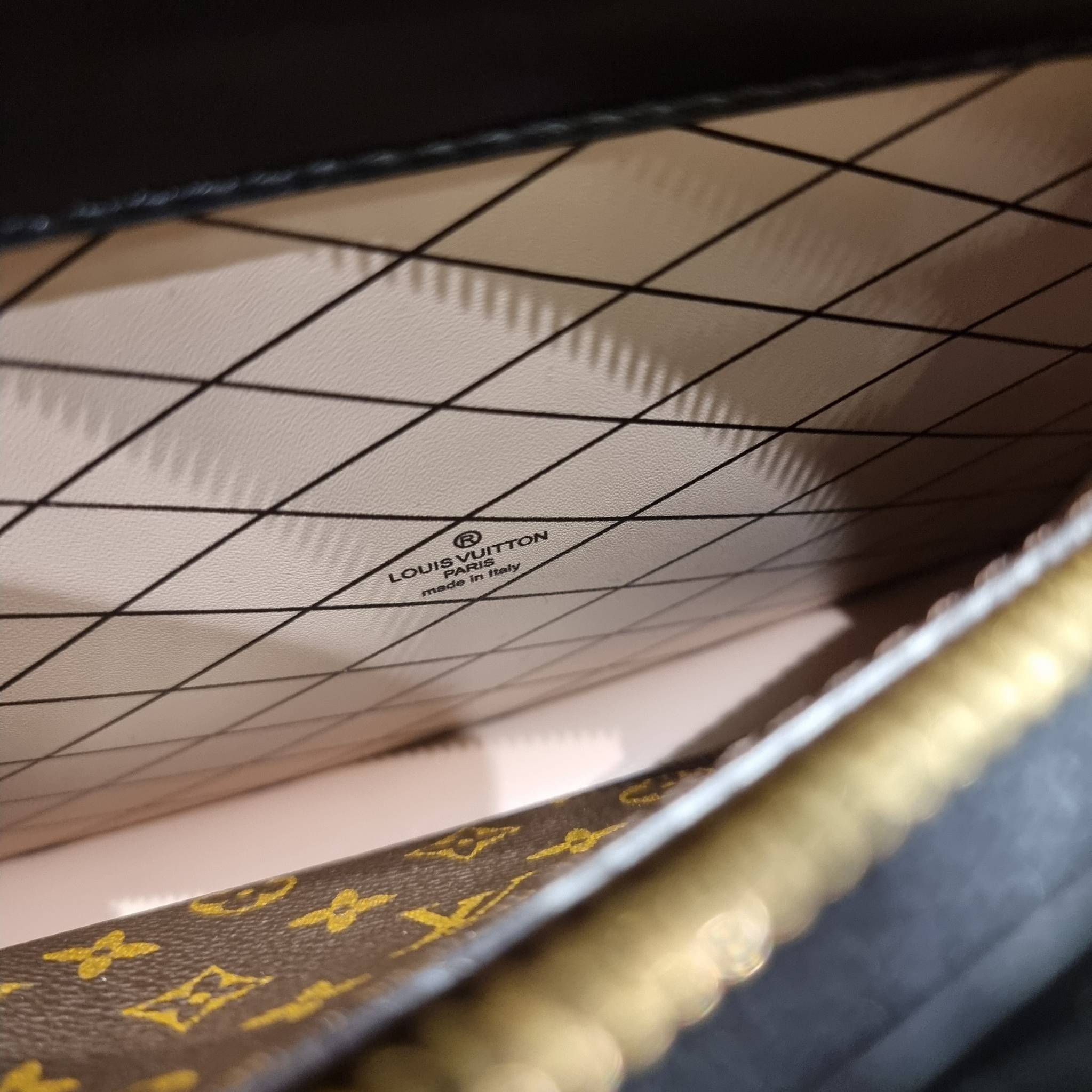 LOUIS VUITTON TRUNK CLUTCH Monogram / LV TRUNK CLUTCH กระเป๋าสะพายกึ่งคลัทช์ ทรงสวย ที่สาวๆเรียกร้อง วัสดุหนังแคนวาส ดีไซน์ทุกอย่างได้ลงตัว หรูหรา ปากกระเป๋ามีสายคาดล็อค และช่องซิปปิด ภายในแบ่งสัดส่วนไว้ดีมากๆ มาพร้อมสายสะพายโซ่สลับหนัง ที่ถอดออกได้ พกเป็