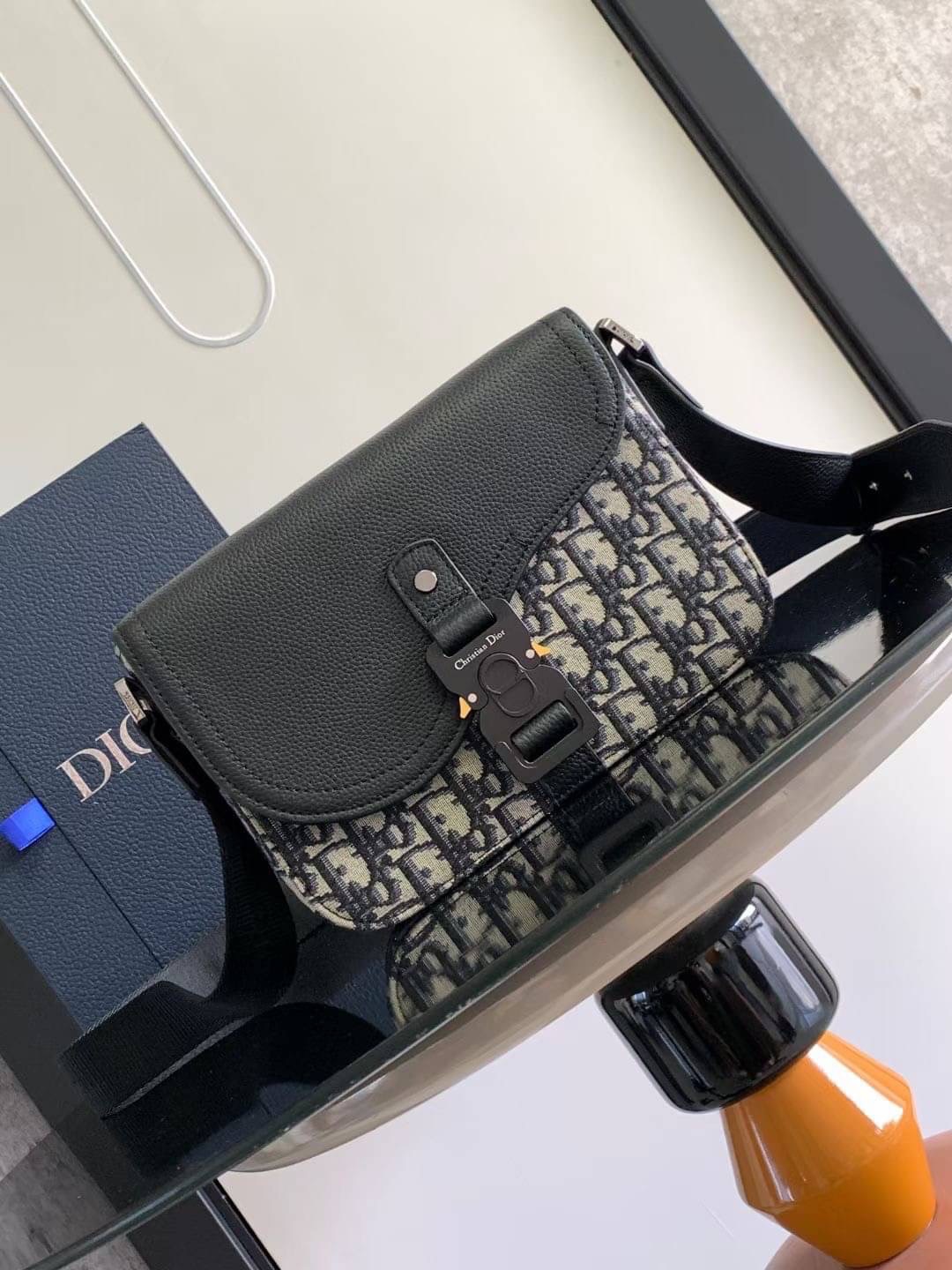 DIOR Small Saddle Messenger Bag with Flap / Khaki / Black / Oblique Jacquard with Grained Leather กระเป๋าสะพายทรงแมสเซ็นเจอร์ รุ่นยอดนิยมของท่านชาย เกรดท็อปออริ สลับแท้ 1:1