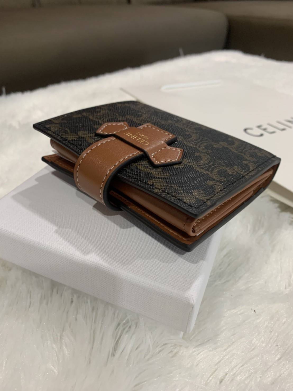 CELINE SHORT WALLET VIP GIFT WITH PURCHASE (GWP) พรีเมี่ยมกิ๊ฟ Limited จาก CELINE HAUTE PARFUME DUTYFREE COUNTER วัสดุ Triomphe Canvas หนังสวยอยู่ทรง ประดับโลโก้แบรนด์ที่ด้านหน้า ขนาดกำลังดี จับถนัดมือ เปิด-ปิดฝาพับกระดุม ภายในมีช่องแบ่งหลายช่อง มีช่องใส่